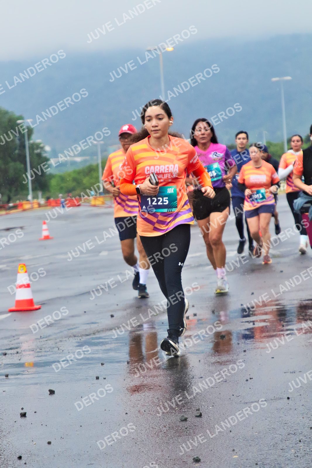 Foto de la CARRERA OMNILIFE GUADALAJARA en Estadio Akron, Zapopan a las 07:46 · dorsal 1225, 65, 1013