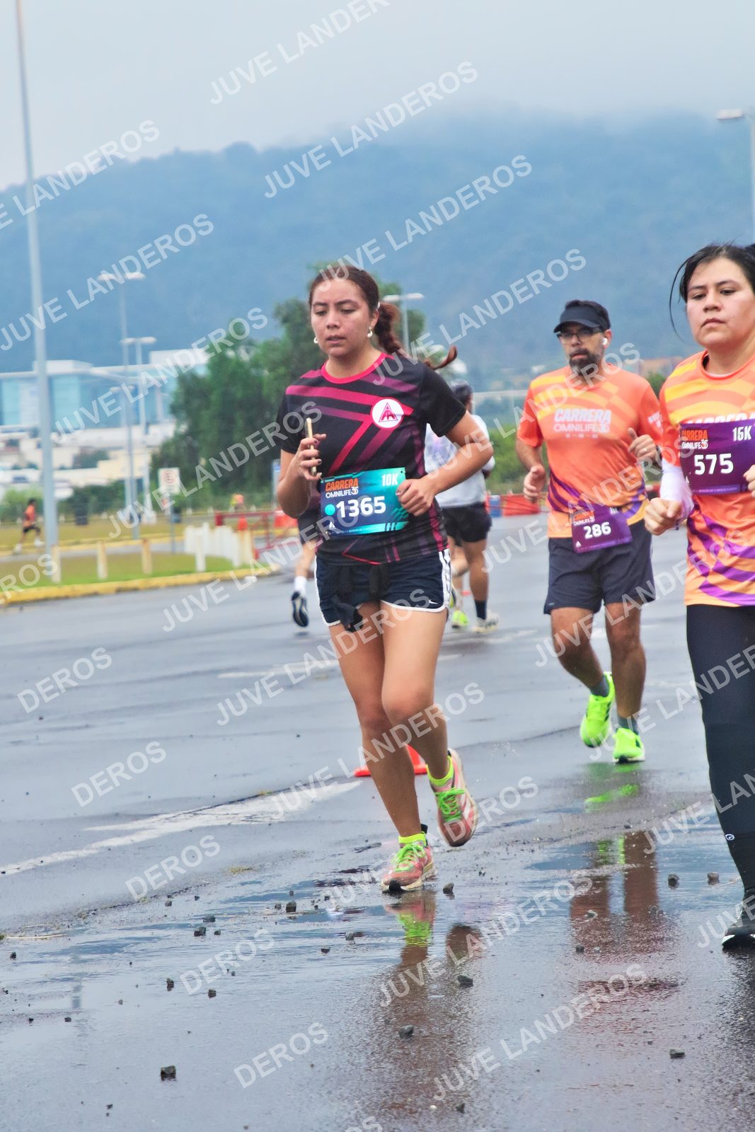 Foto de la CARRERA OMNILIFE GUADALAJARA en Estadio Akron, Zapopan a las 07:37 · dorsal 575, 1365, 286
