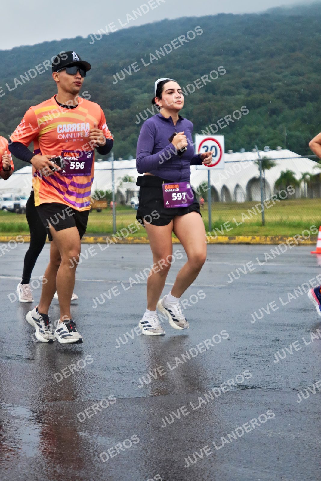 Foto de la CARRERA OMNILIFE GUADALAJARA en Estadio Akron, Zapopan a las 07:55 · dorsal 596, 597, 30