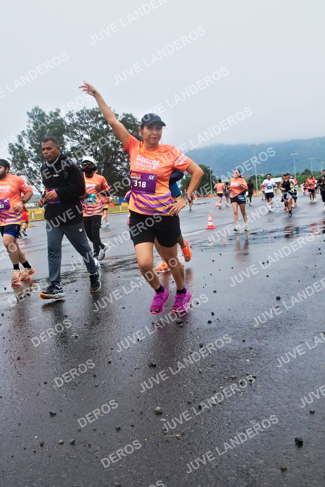 Foto de la CARRERA OMNILIFE GUADALAJARA en Estadio Akron, Zapopan a las 07:42 · dorsal 318, 1066, 1502