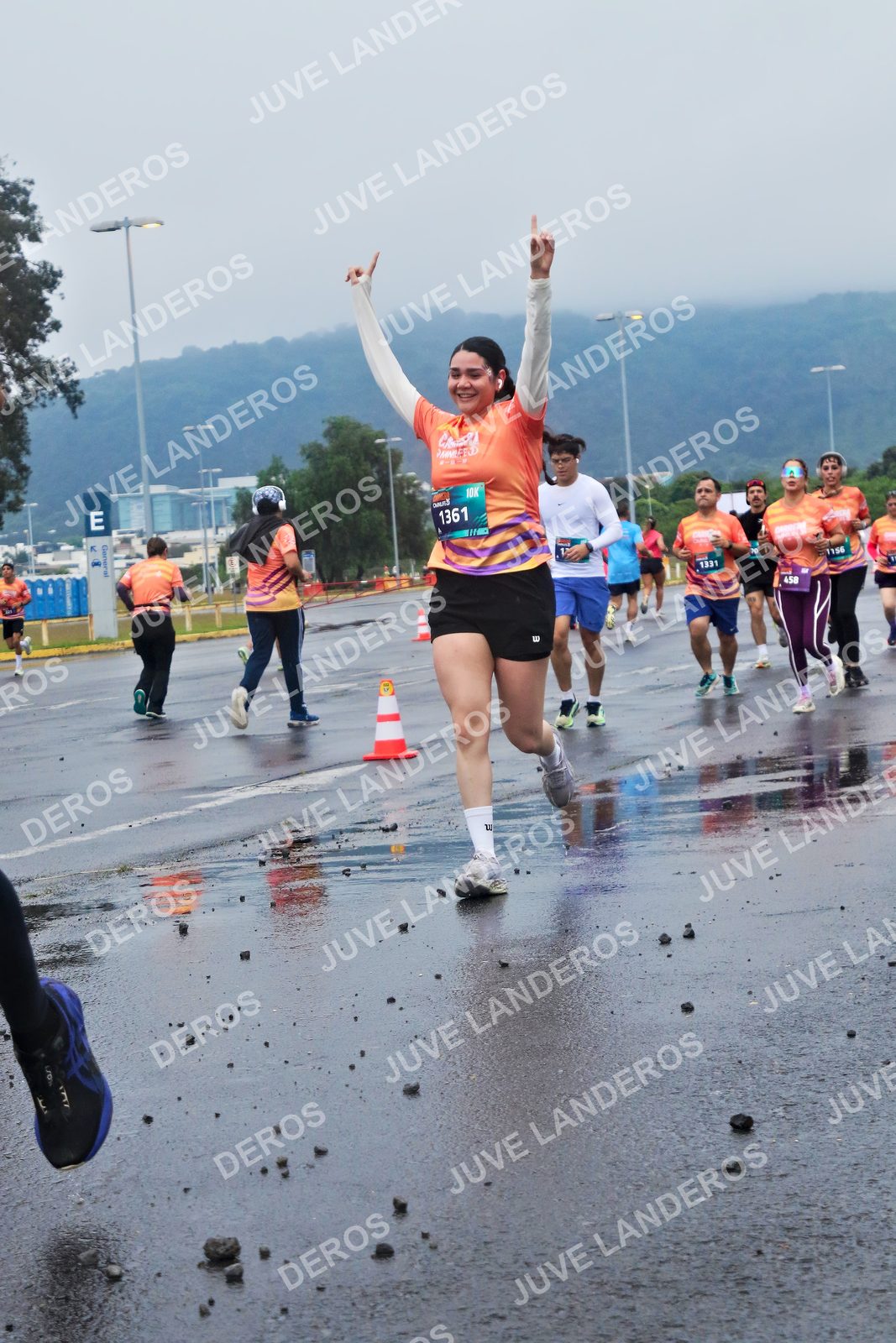 Foto de la CARRERA OMNILIFE GUADALAJARA en Estadio Akron, Zapopan a las 07:43 · dorsal 1361, 1331, 458, 1156