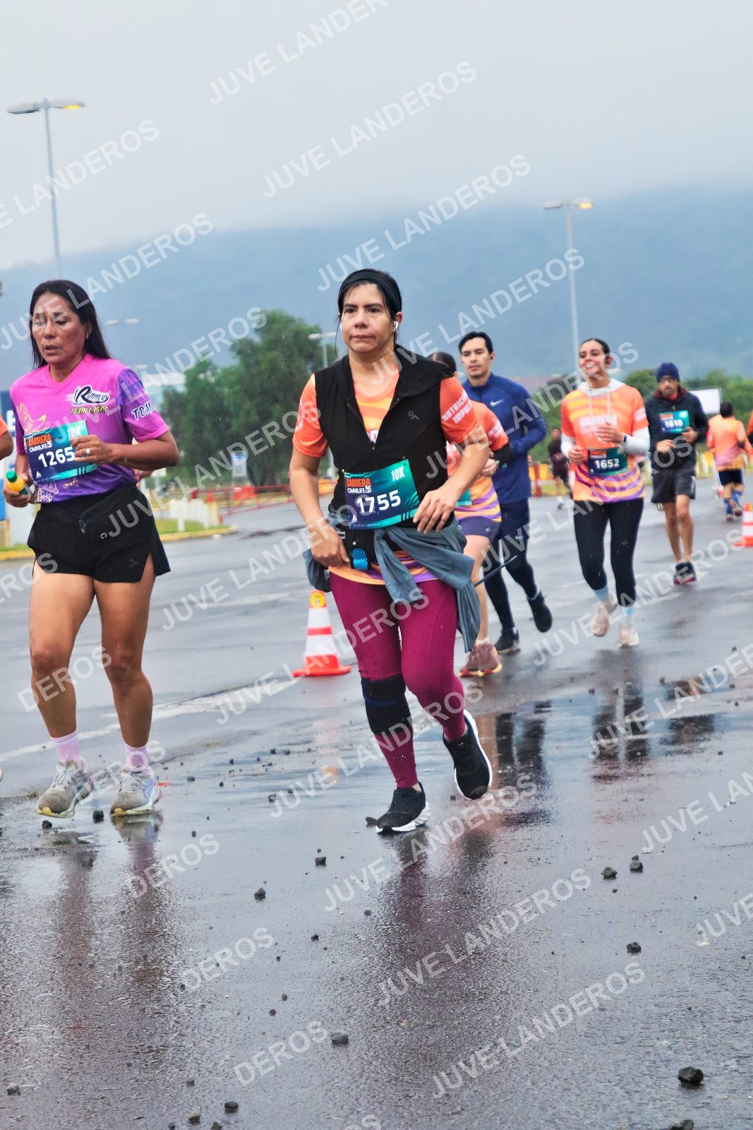 Foto de la CARRERA OMNILIFE GUADALAJARA en Estadio Akron, Zapopan a las 07:46 · dorsal 1265, 1755, 1652, 1610