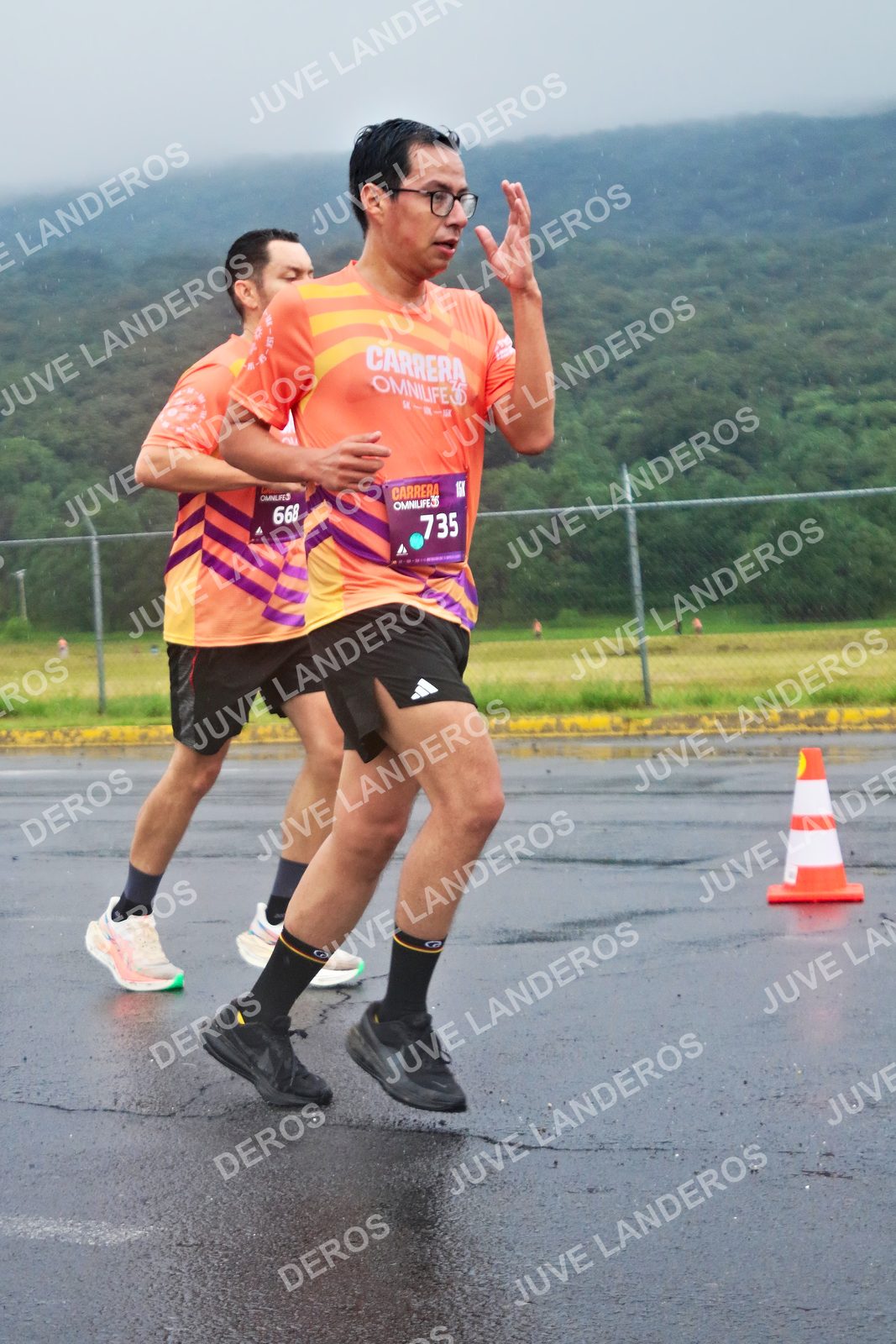 Foto de la CARRERA OMNILIFE GUADALAJARA en Estadio Akron, Zapopan a las 07:54 · dorsal 735, 668