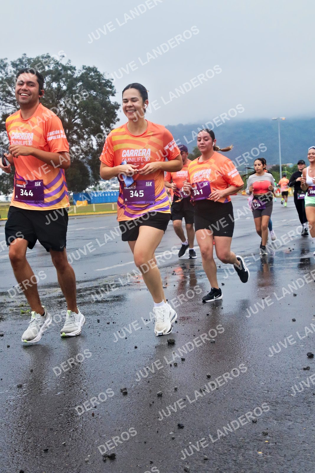 Foto de la CARRERA OMNILIFE GUADALAJARA en Estadio Akron, Zapopan a las 07:36 · dorsal 345, 344, 341, 604