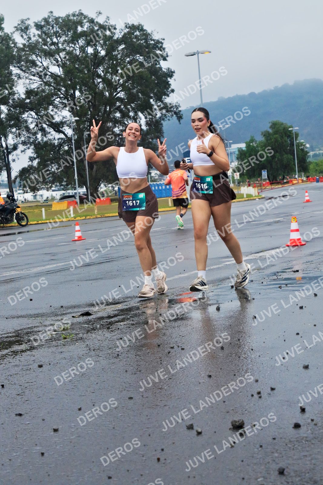 Foto de la CARRERA OMNILIFE GUADALAJARA en Estadio Akron, Zapopan a las 07:43 · dorsal 1616, 1617