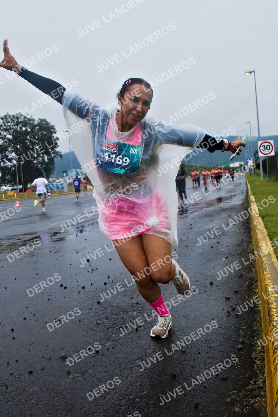 Foto de la CARRERA OMNILIFE GUADALAJARA en Estadio Akron, Zapopan a las 07:41 · dorsal 30, 1169