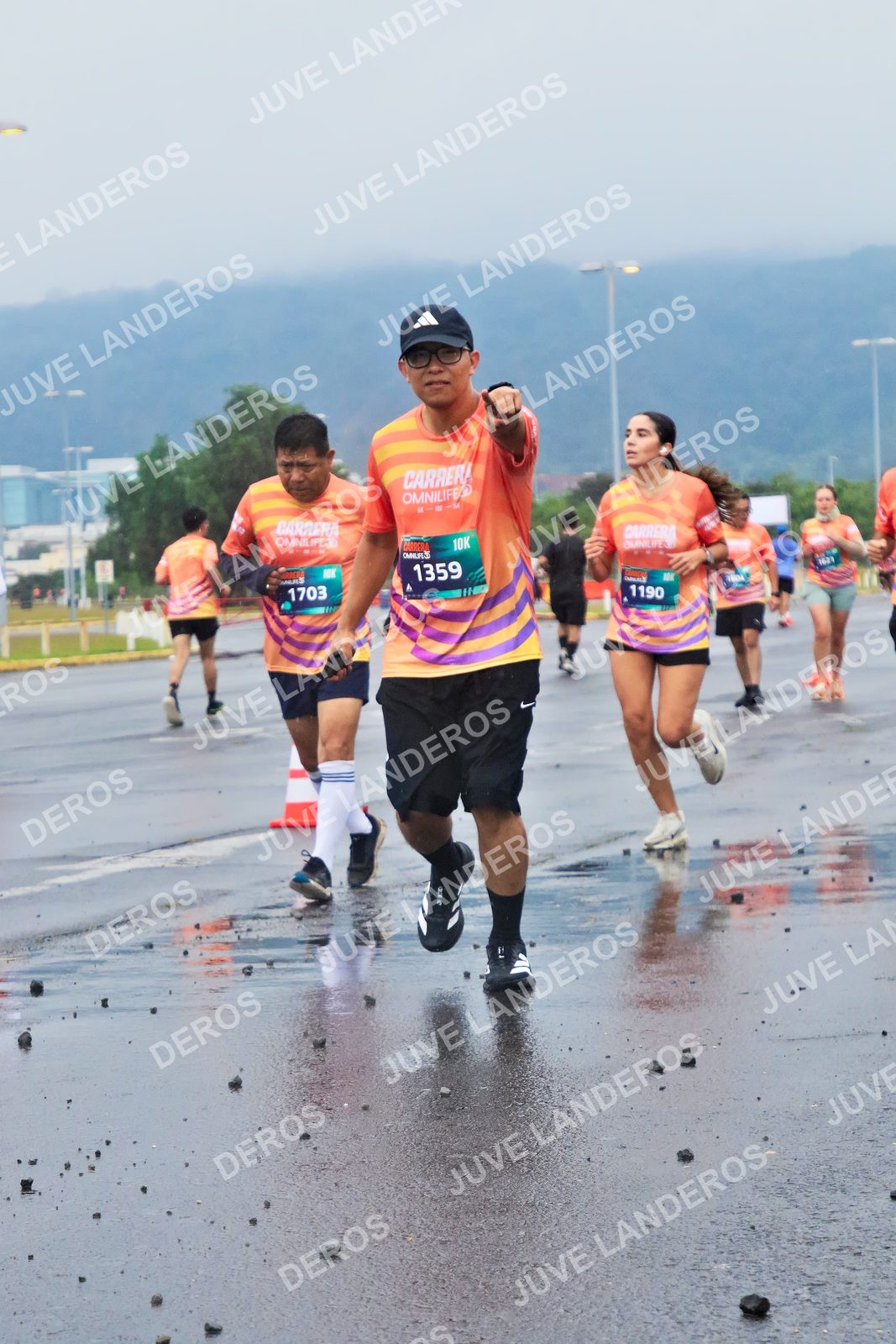 Foto de la CARRERA OMNILIFE GUADALAJARA en Estadio Akron, Zapopan a las 07:45 · dorsal 1359, 1703, 1190