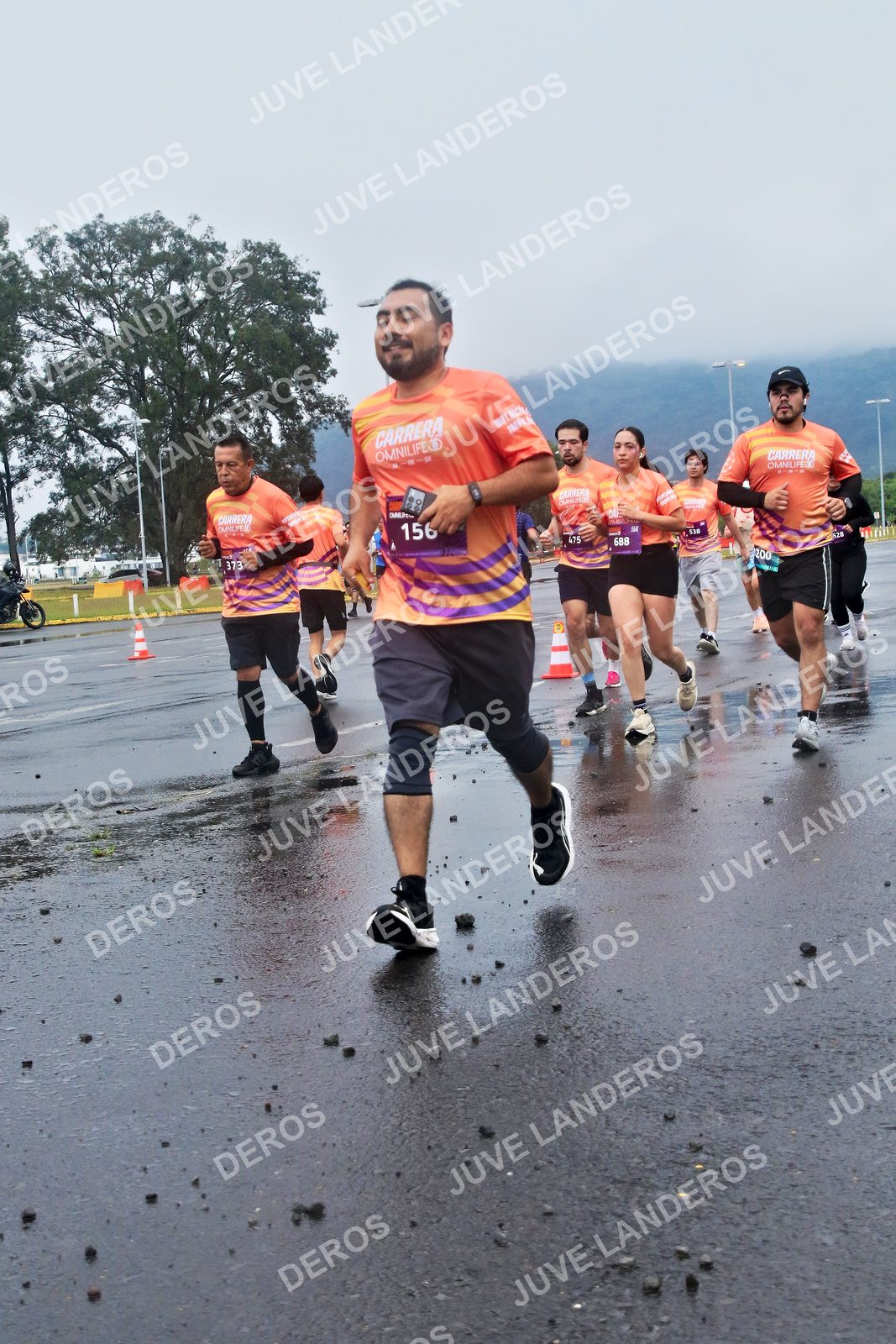Foto de la CARRERA OMNILIFE GUADALAJARA en Estadio Akron, Zapopan a las 07:38 · dorsal 156, 688, 475, 373