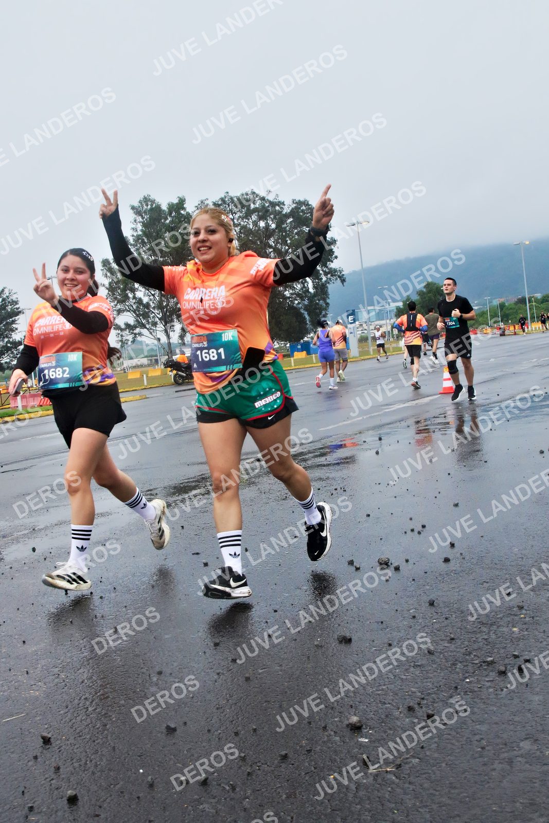 Foto de la CARRERA OMNILIFE GUADALAJARA en Estadio Akron, Zapopan a las 07:45 · dorsal 1681, 1304