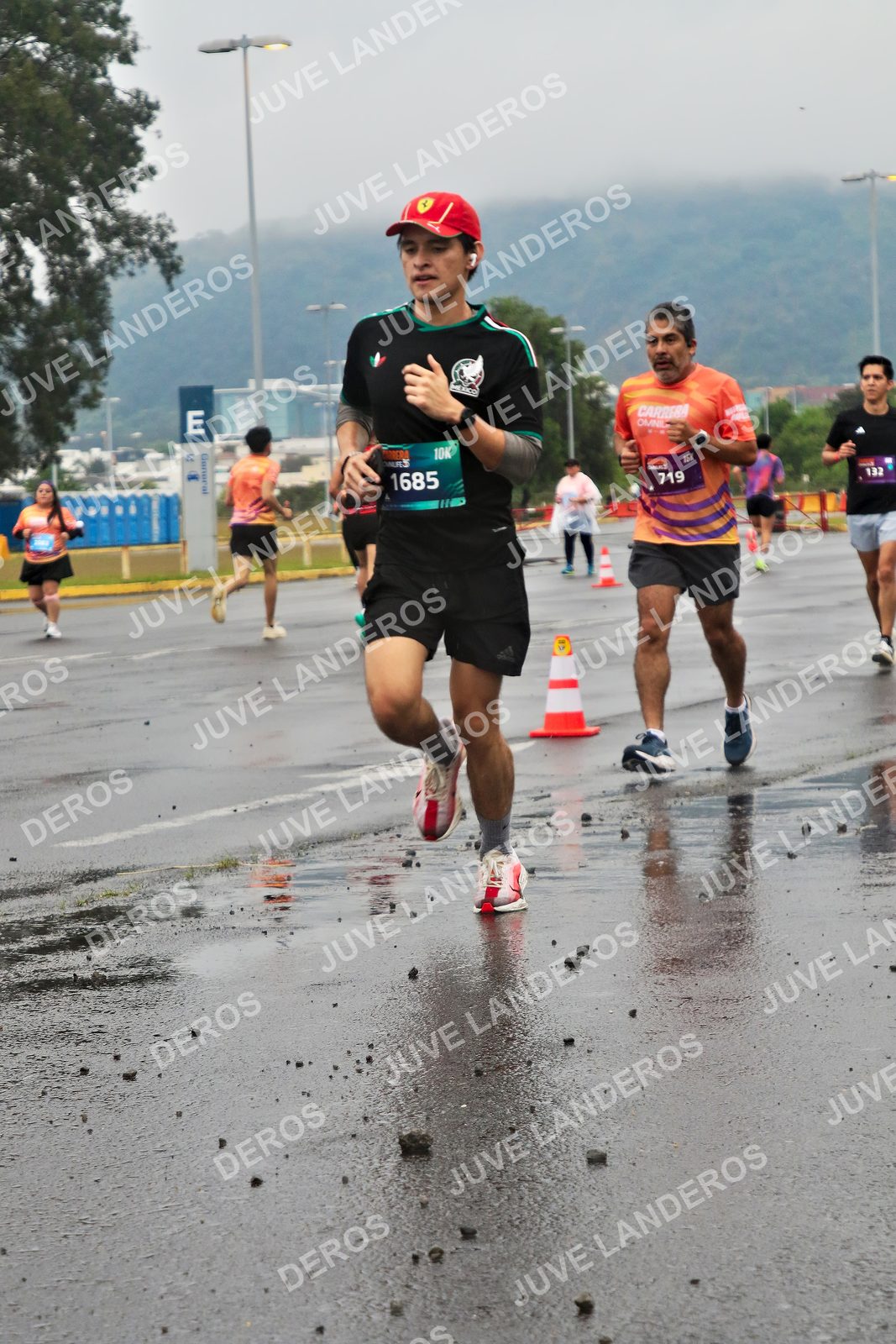 Foto de la CARRERA OMNILIFE GUADALAJARA en Estadio Akron, Zapopan a las 07:32 · dorsal 1685, 719, 132