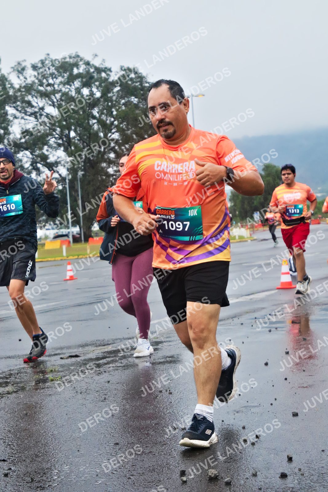 Foto de la CARRERA OMNILIFE GUADALAJARA en Estadio Akron, Zapopan a las 07:47 · dorsal 1097, 1313, 1610