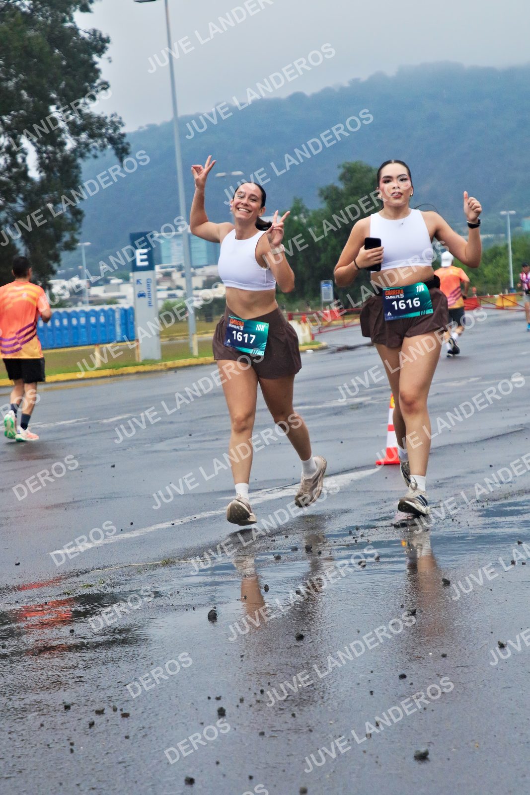 Foto de la CARRERA OMNILIFE GUADALAJARA en Estadio Akron, Zapopan a las 07:43 · dorsal 1617, 1616