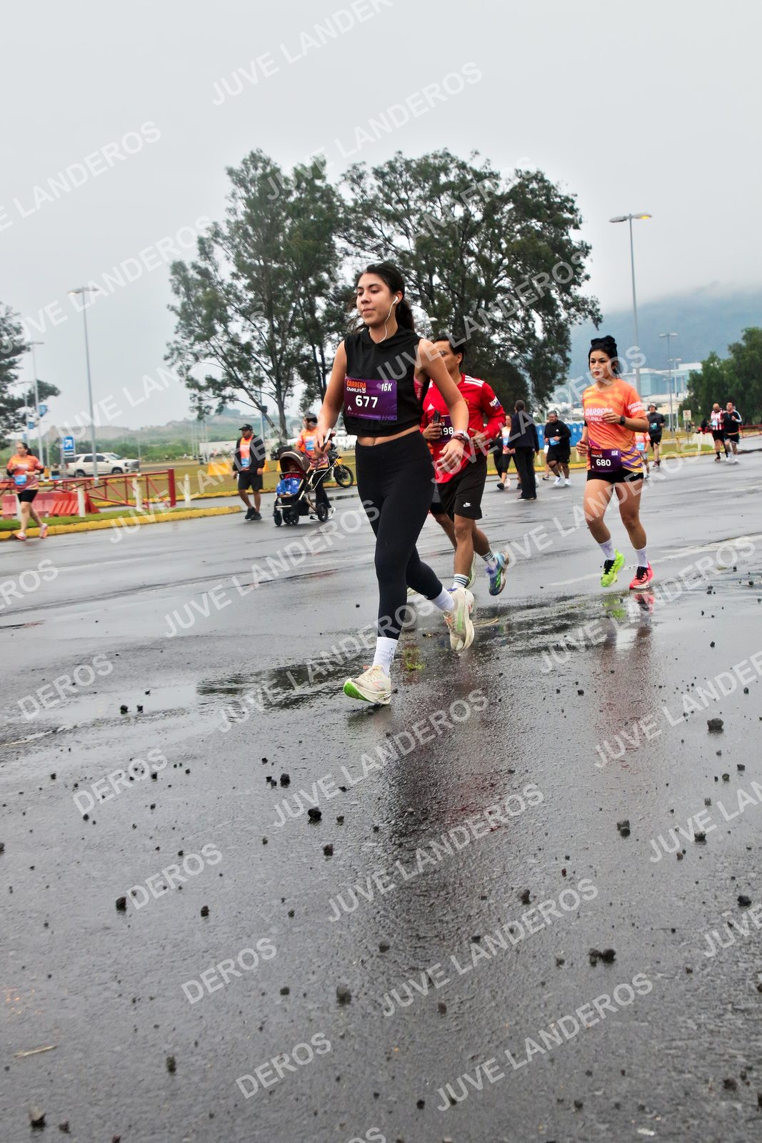 Foto de la CARRERA OMNILIFE GUADALAJARA en Estadio Akron, Zapopan a las 07:29 · dorsal 677, 680, 98