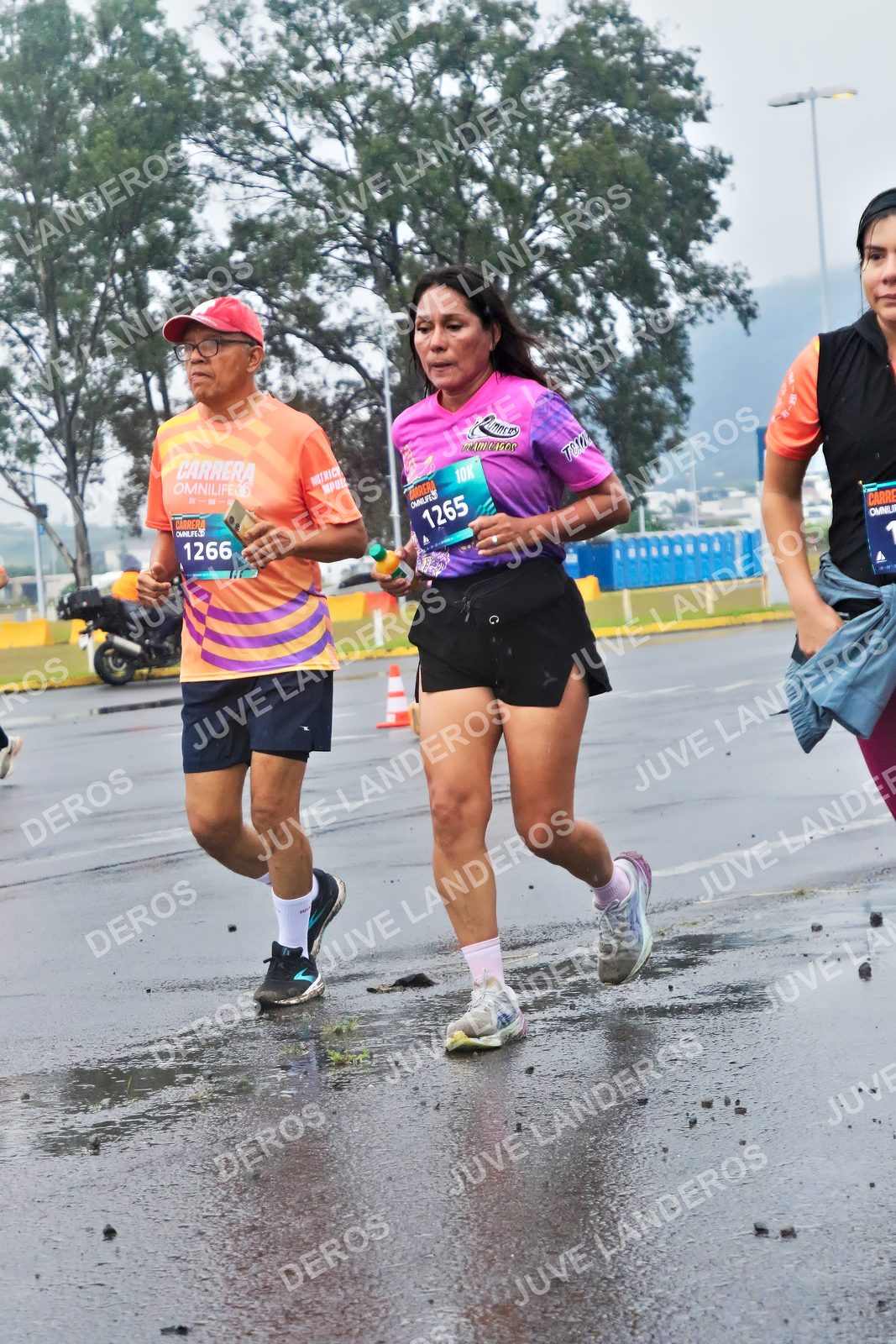 Foto de la CARRERA OMNILIFE GUADALAJARA en Estadio Akron, Zapopan a las 07:46 · dorsal 1266, 1265