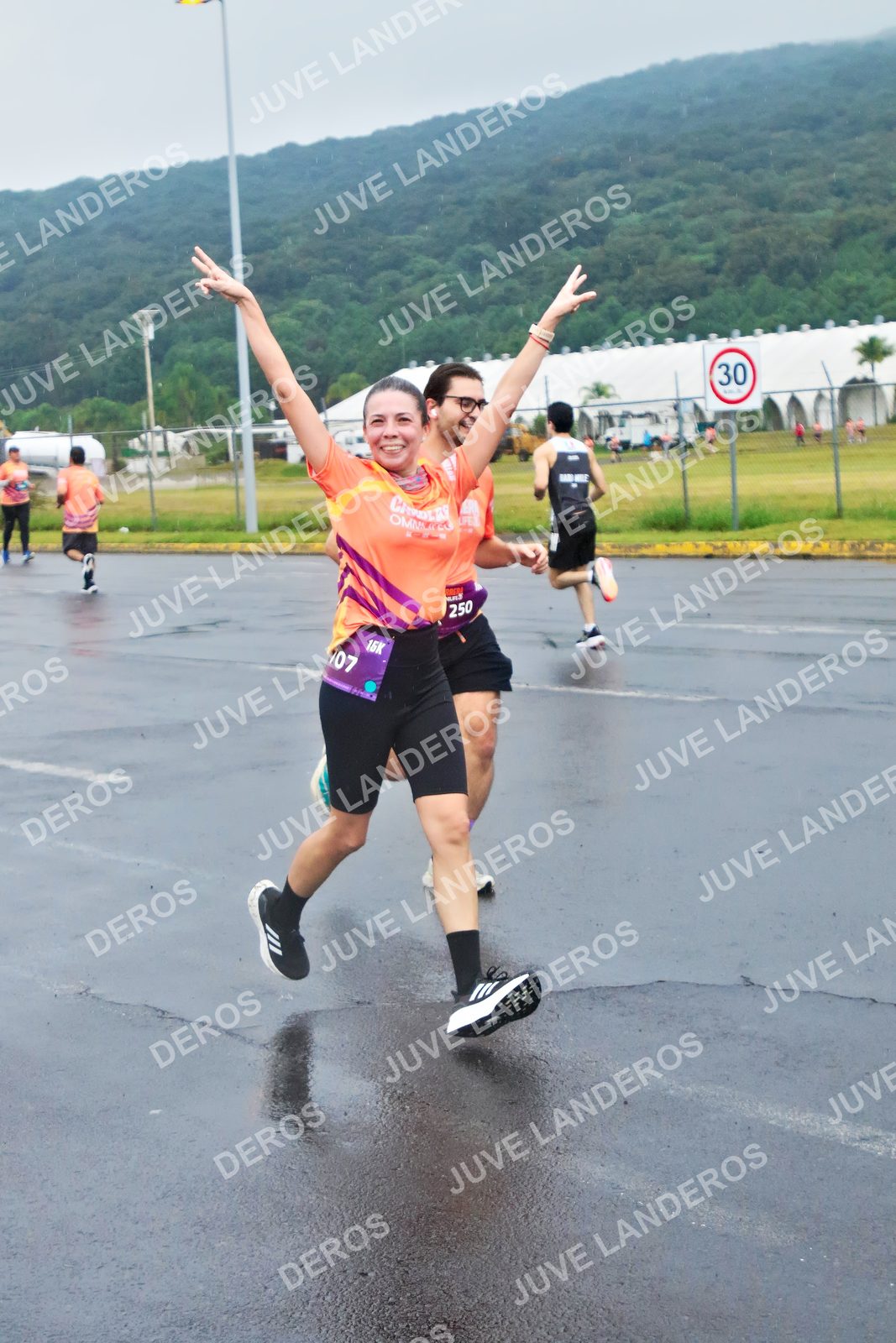 Foto de la CARRERA OMNILIFE GUADALAJARA en Estadio Akron, Zapopan a las 07:50 · dorsal 30, 250, 707