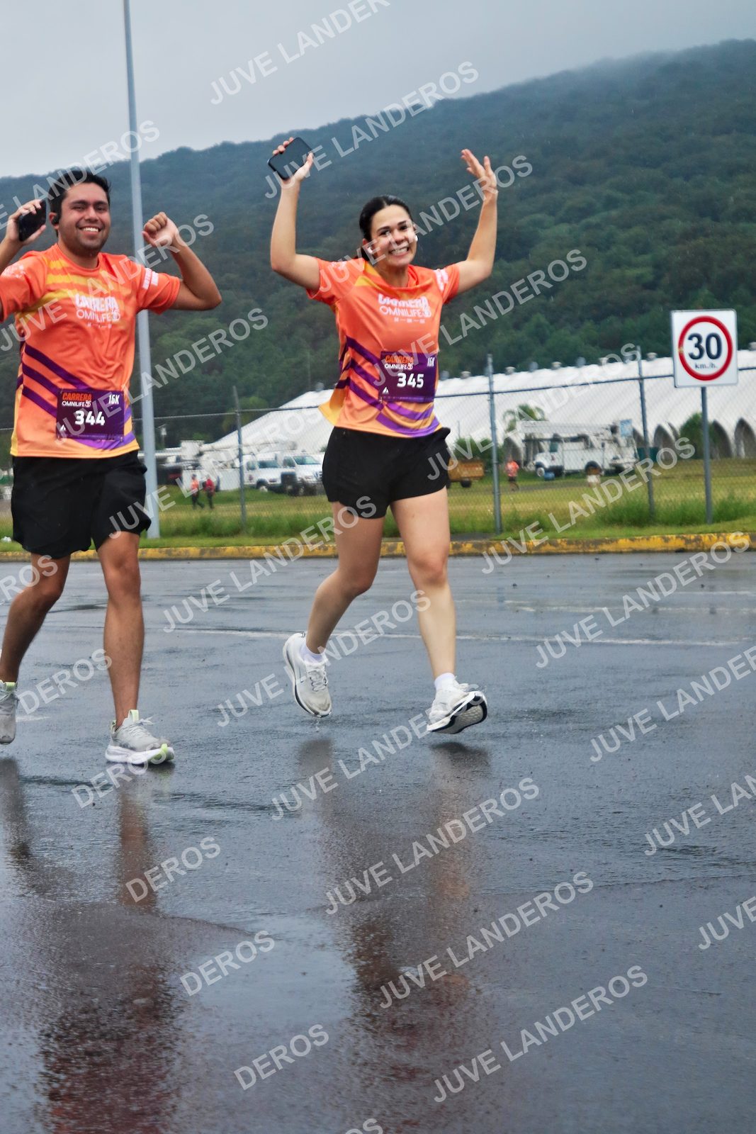 Foto de la CARRERA OMNILIFE GUADALAJARA en Estadio Akron, Zapopan a las 08:01 · dorsal 30, 345, 344