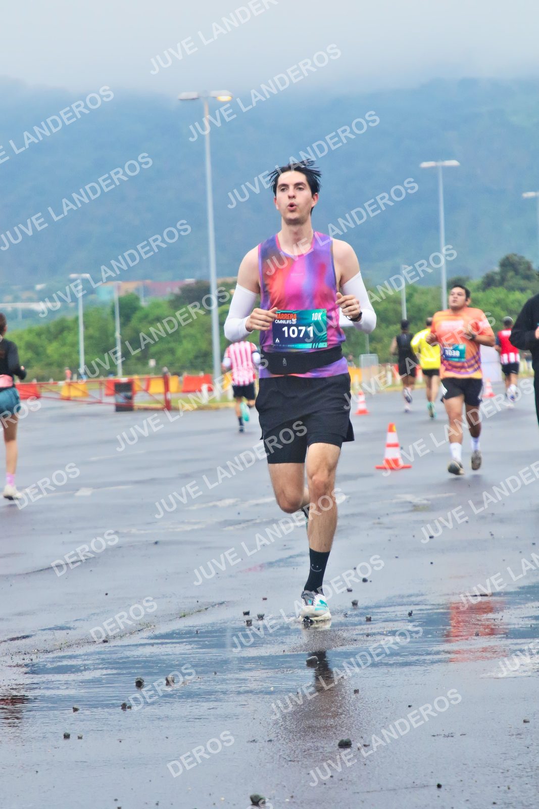 Foto de la CARRERA OMNILIFE GUADALAJARA en Estadio Akron, Zapopan a las 07:38 · dorsal 1071, 1038