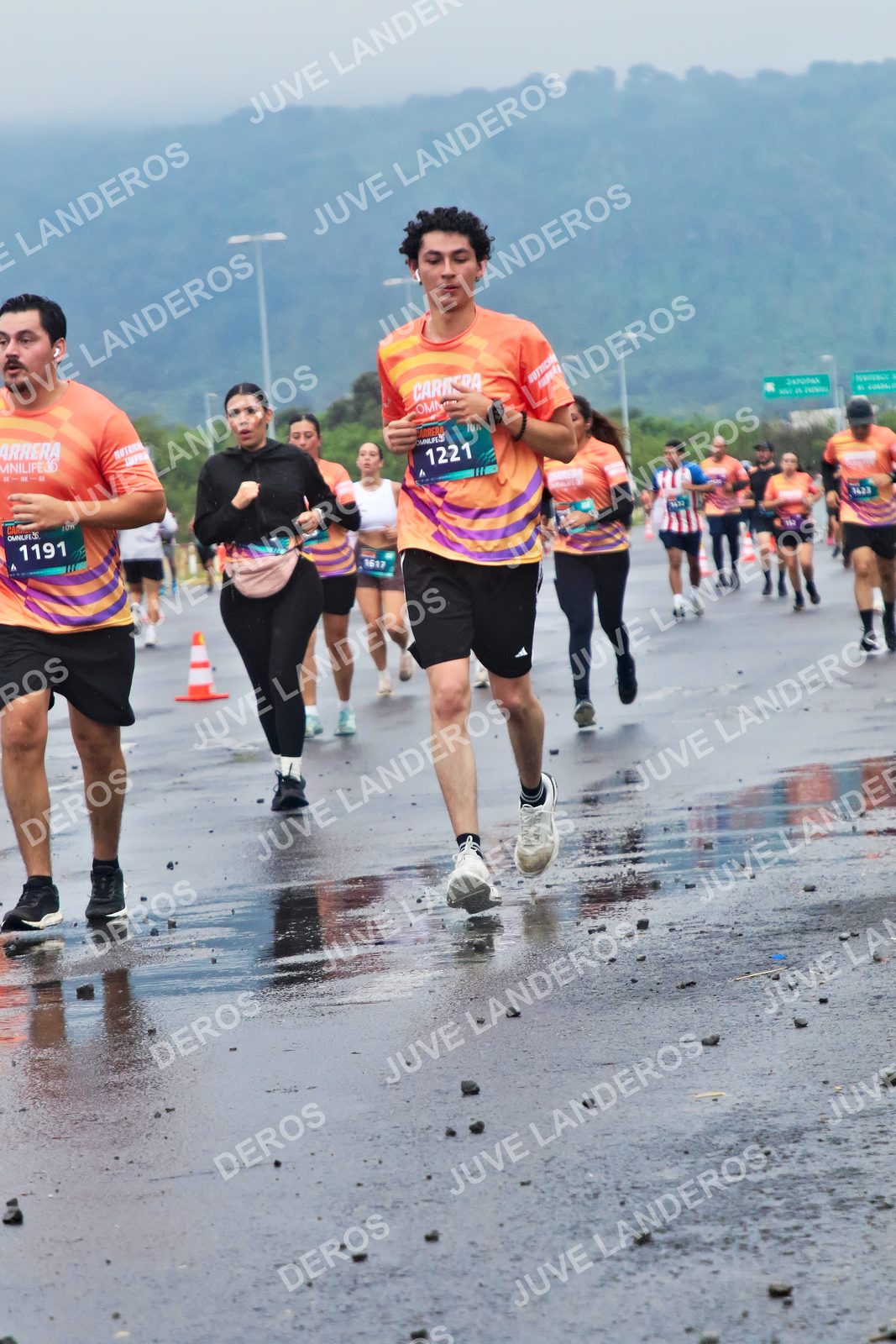 Foto de la CARRERA OMNILIFE GUADALAJARA en Estadio Akron, Zapopan a las 07:43 · dorsal 1221, 1191, 1617