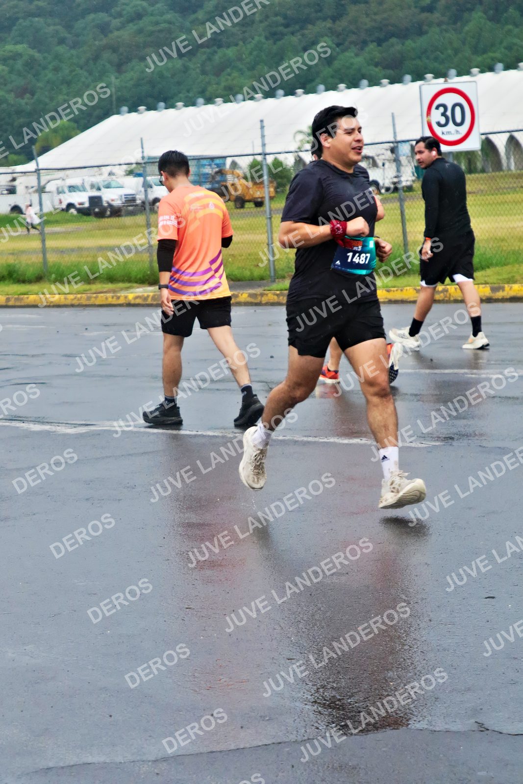 Foto de la CARRERA OMNILIFE GUADALAJARA en Estadio Akron, Zapopan a las 07:51 · dorsal 30, 1487