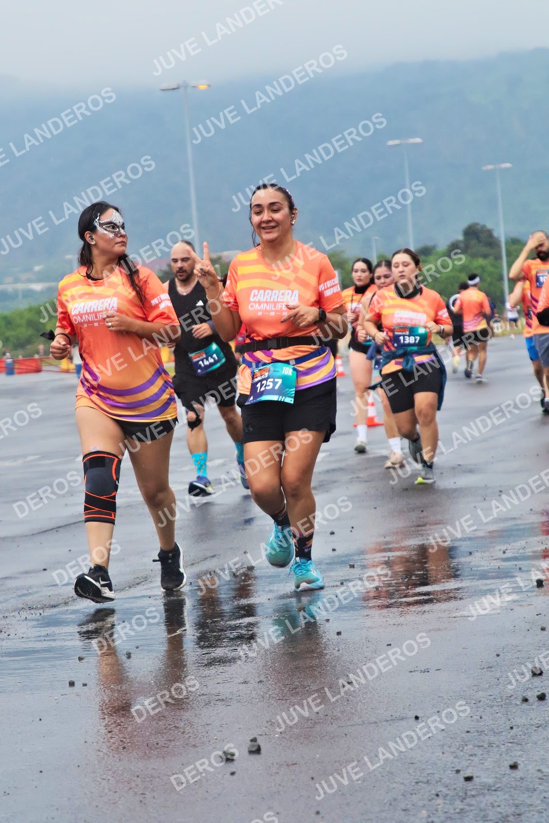 Foto de la CARRERA OMNILIFE GUADALAJARA en Estadio Akron, Zapopan a las 07:48 · dorsal 1387, 1257, 1441