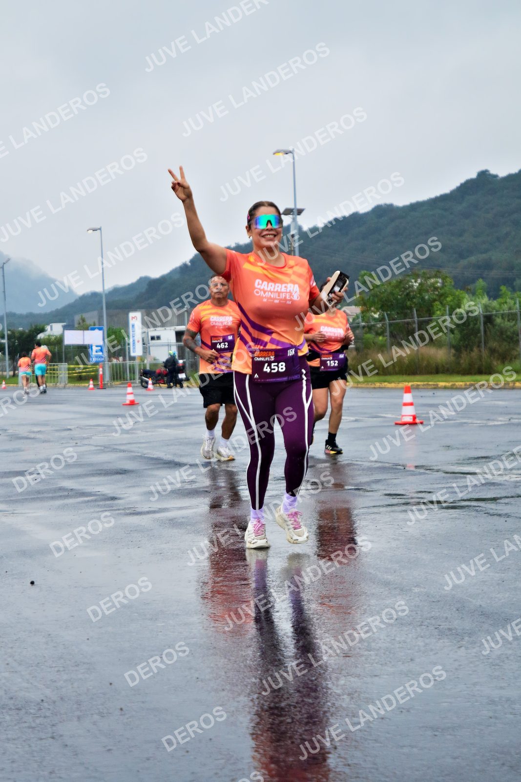 Foto de la CARRERA OMNILIFE GUADALAJARA en Estadio Akron, Zapopan a las 08:11 · dorsal 458, 152, 462