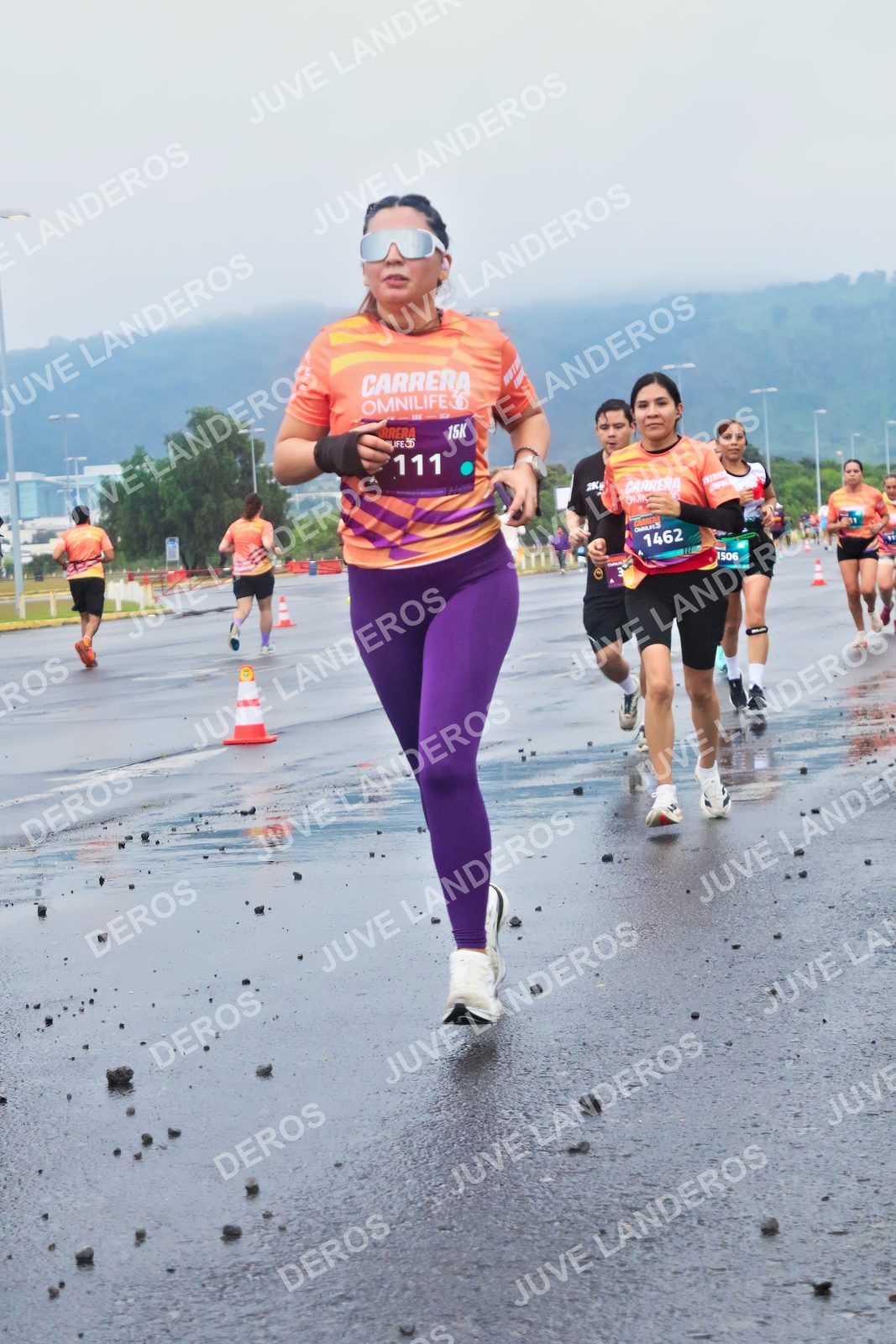 Foto de la CARRERA OMNILIFE GUADALAJARA en Estadio Akron, Zapopan a las 07:40 · dorsal 111, 1506, 1462
