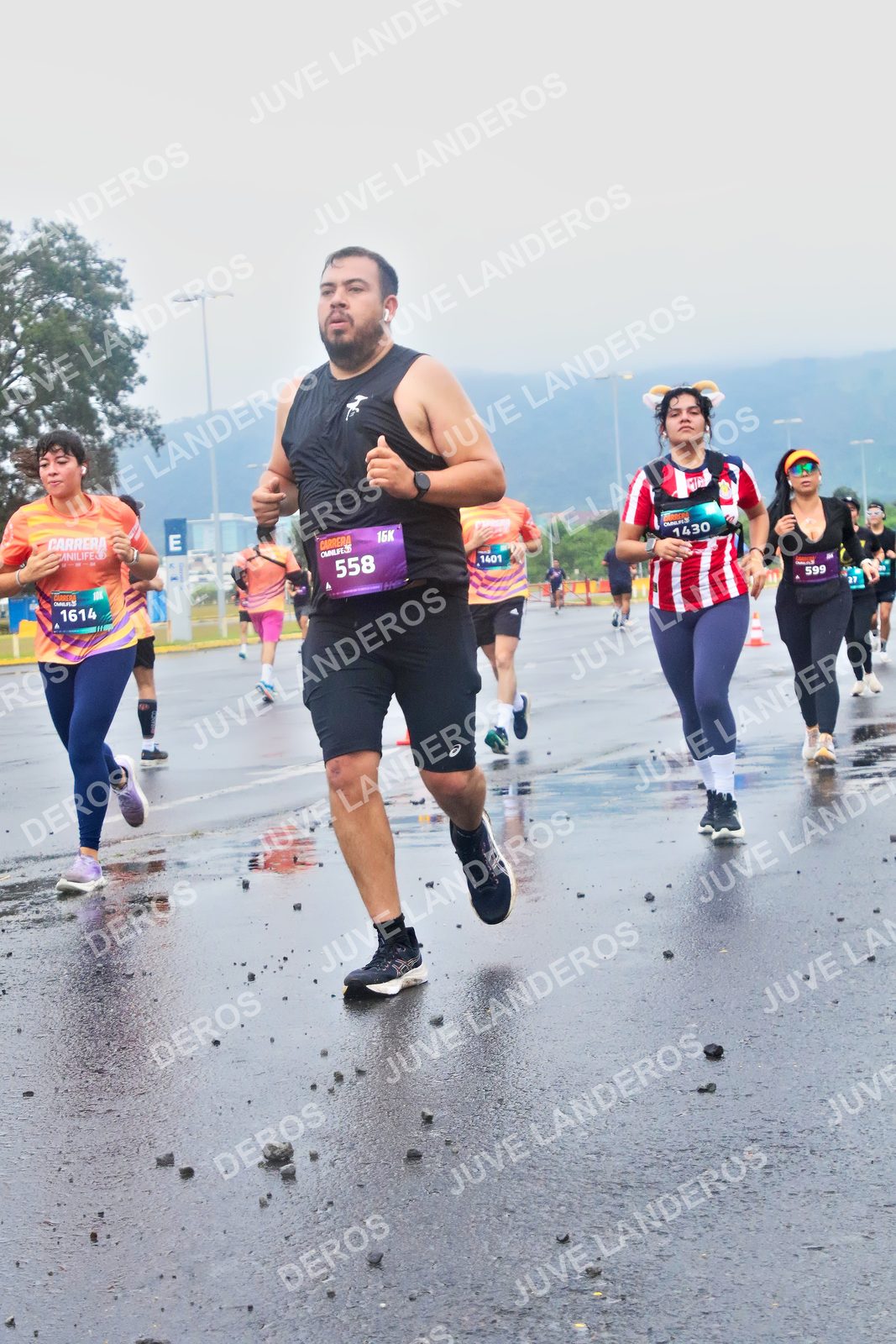 Foto de la CARRERA OMNILIFE GUADALAJARA en Estadio Akron, Zapopan a las 07:42 · dorsal 558, 1614, 1401, 599