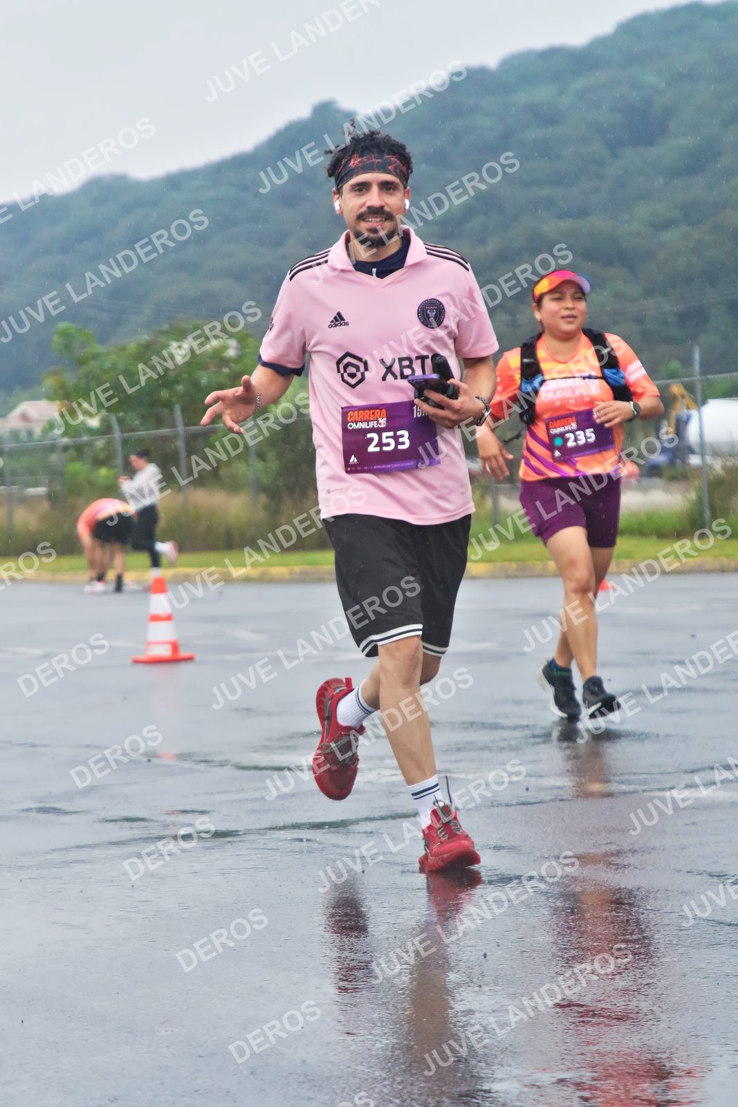 Foto de la CARRERA OMNILIFE GUADALAJARA en Estadio Akron, Zapopan a las 08:04 · dorsal 253, 235, 15