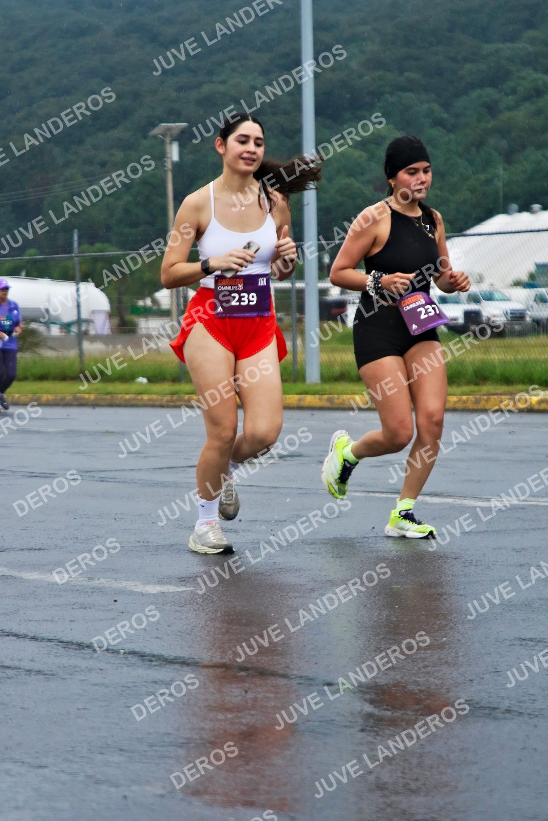 Foto de la CARRERA OMNILIFE GUADALAJARA en Estadio Akron, Zapopan a las 07:54 · dorsal 239, 237