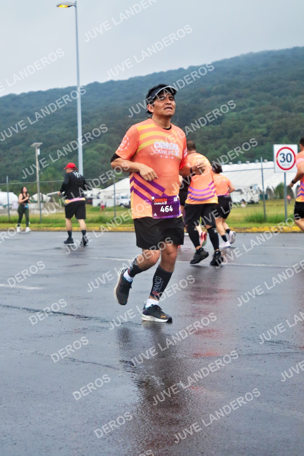 Foto de la CARRERA OMNILIFE GUADALAJARA en Estadio Akron, Zapopan a las 07:53 · dorsal 30, 464