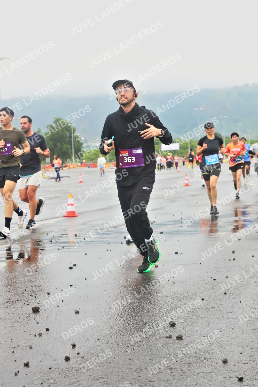 Foto de la CARRERA OMNILIFE GUADALAJARA en Estadio Akron, Zapopan a las 07:33 · dorsal 363, 427