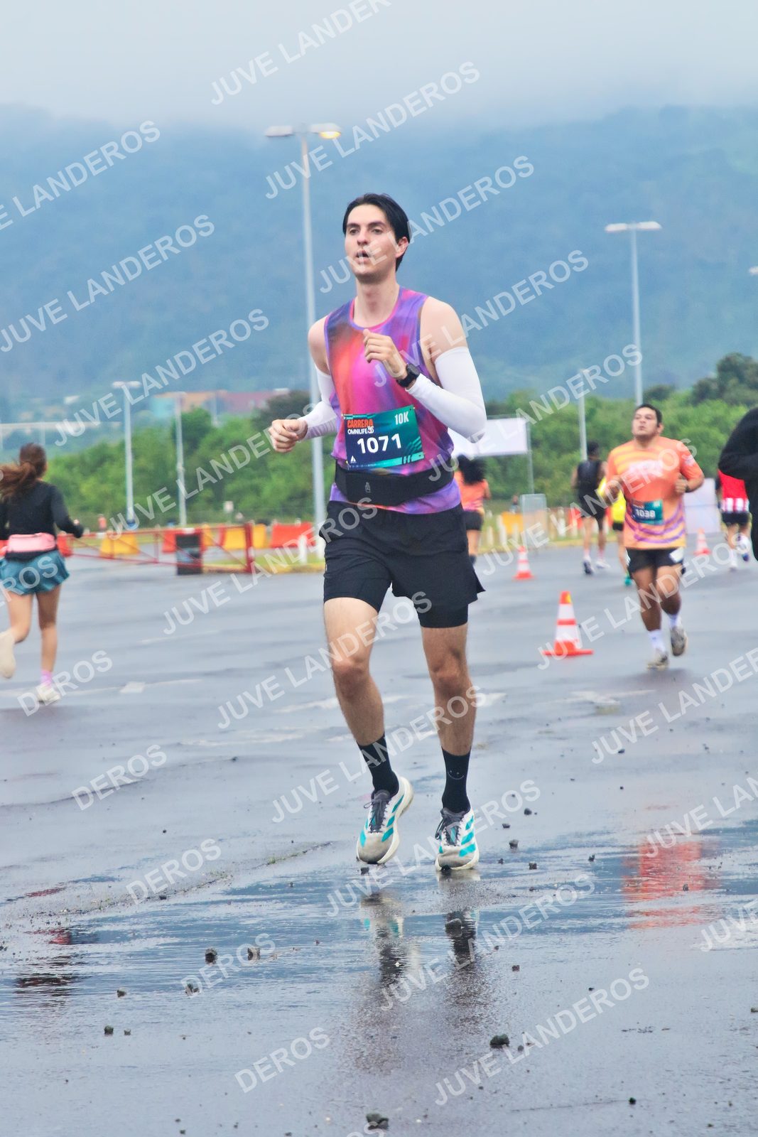 Foto de la CARRERA OMNILIFE GUADALAJARA en Estadio Akron, Zapopan a las 07:38 · dorsal 1071, 1038