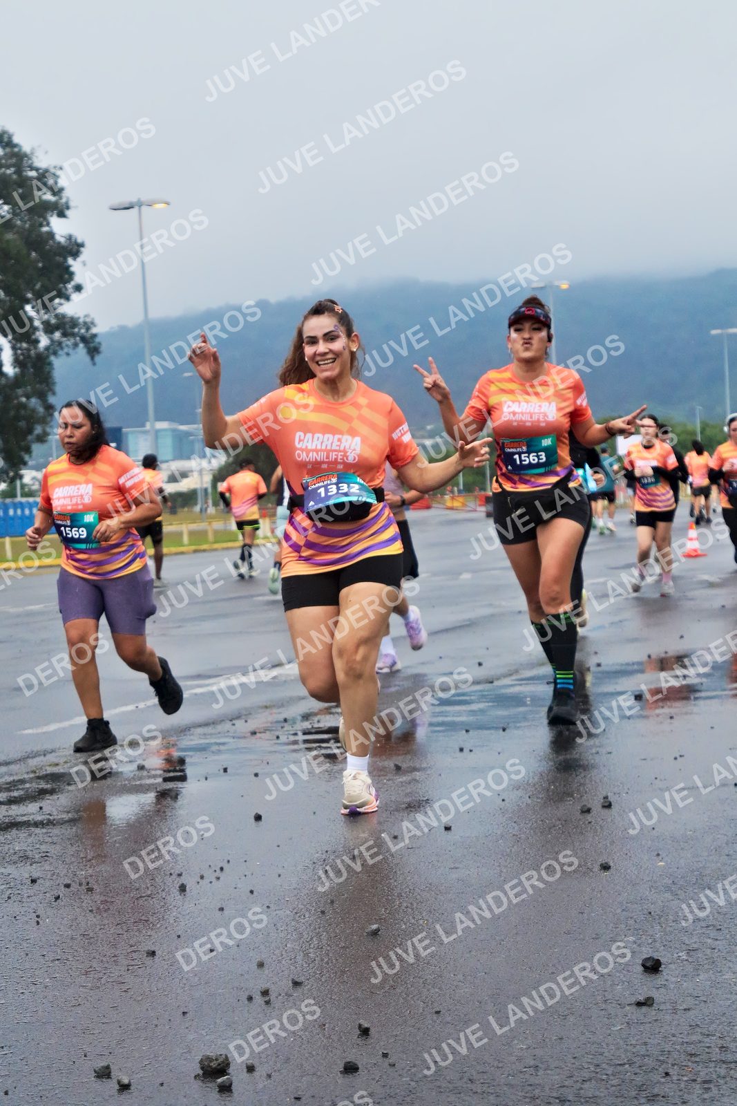 Foto de la CARRERA OMNILIFE GUADALAJARA en Estadio Akron, Zapopan a las 07:44 · dorsal 1569, 1563, 1332