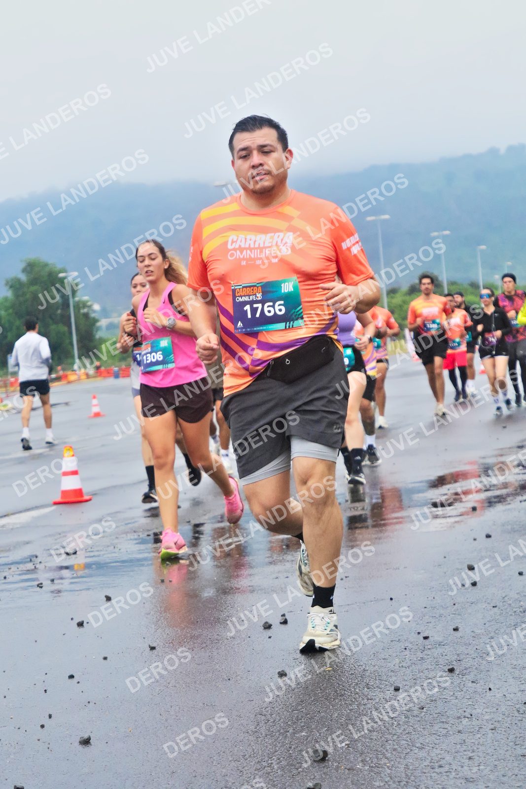 Foto de la CARRERA OMNILIFE GUADALAJARA en Estadio Akron, Zapopan a las 07:43 · dorsal 1766, 1306