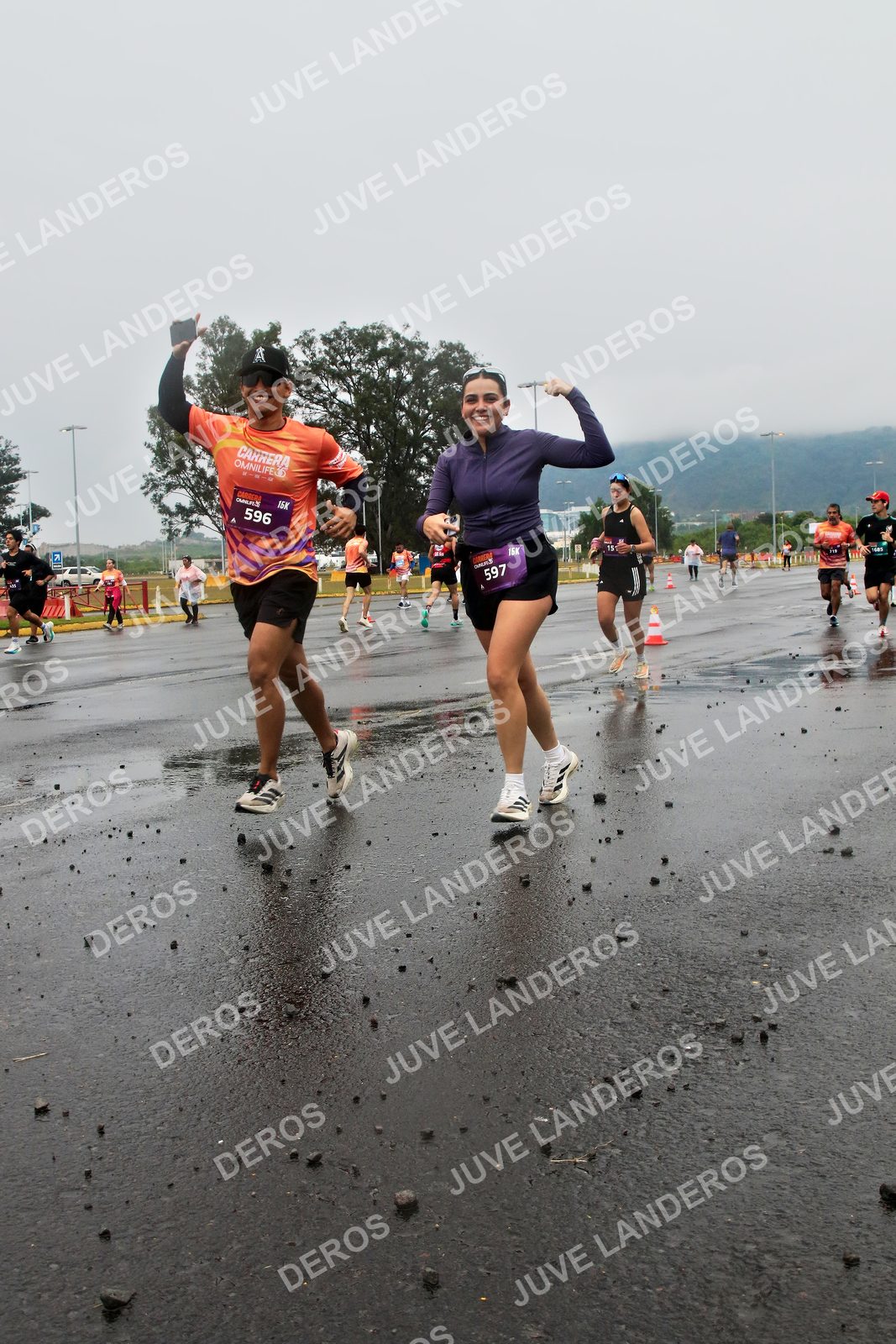 Foto de la CARRERA OMNILIFE GUADALAJARA en Estadio Akron, Zapopan a las 07:32 · dorsal 596, 597