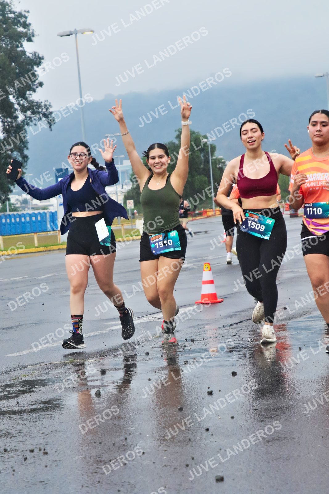 Foto de la CARRERA OMNILIFE GUADALAJARA en Estadio Akron, Zapopan a las 07:47 · dorsal 1710, 1509, 1510