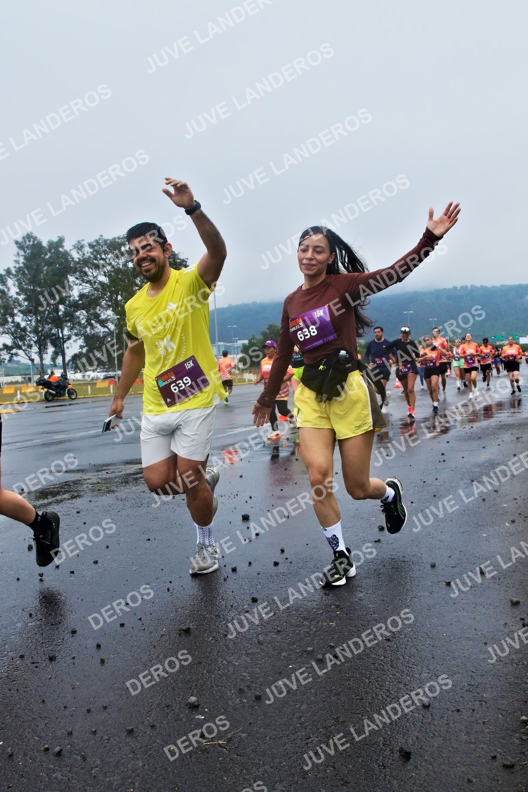 Foto de la CARRERA OMNILIFE GUADALAJARA en Estadio Akron, Zapopan a las 07:36 · dorsal 638, 639