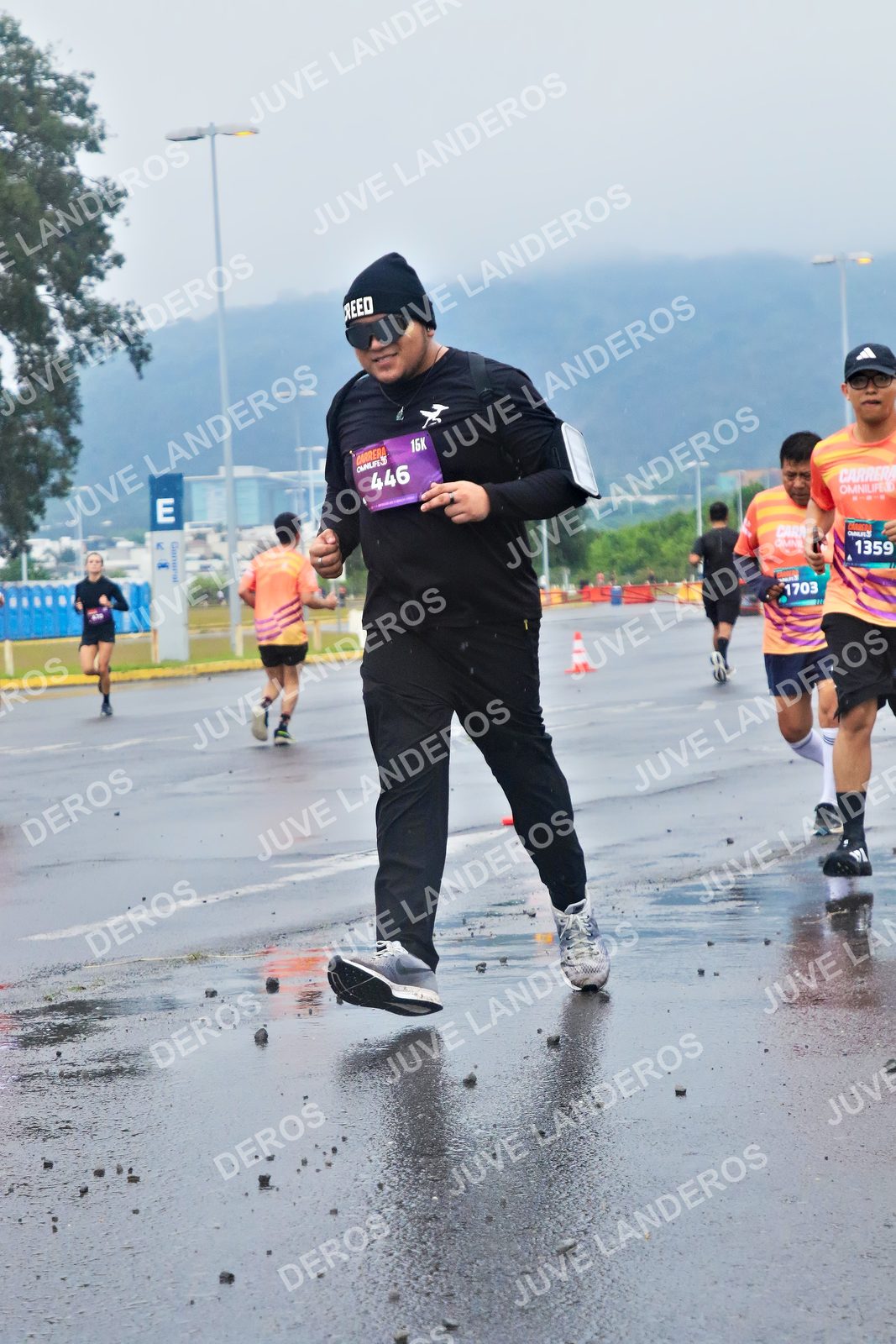 Foto de la CARRERA OMNILIFE GUADALAJARA en Estadio Akron, Zapopan a las 07:45 · dorsal 446, 1359, 1703