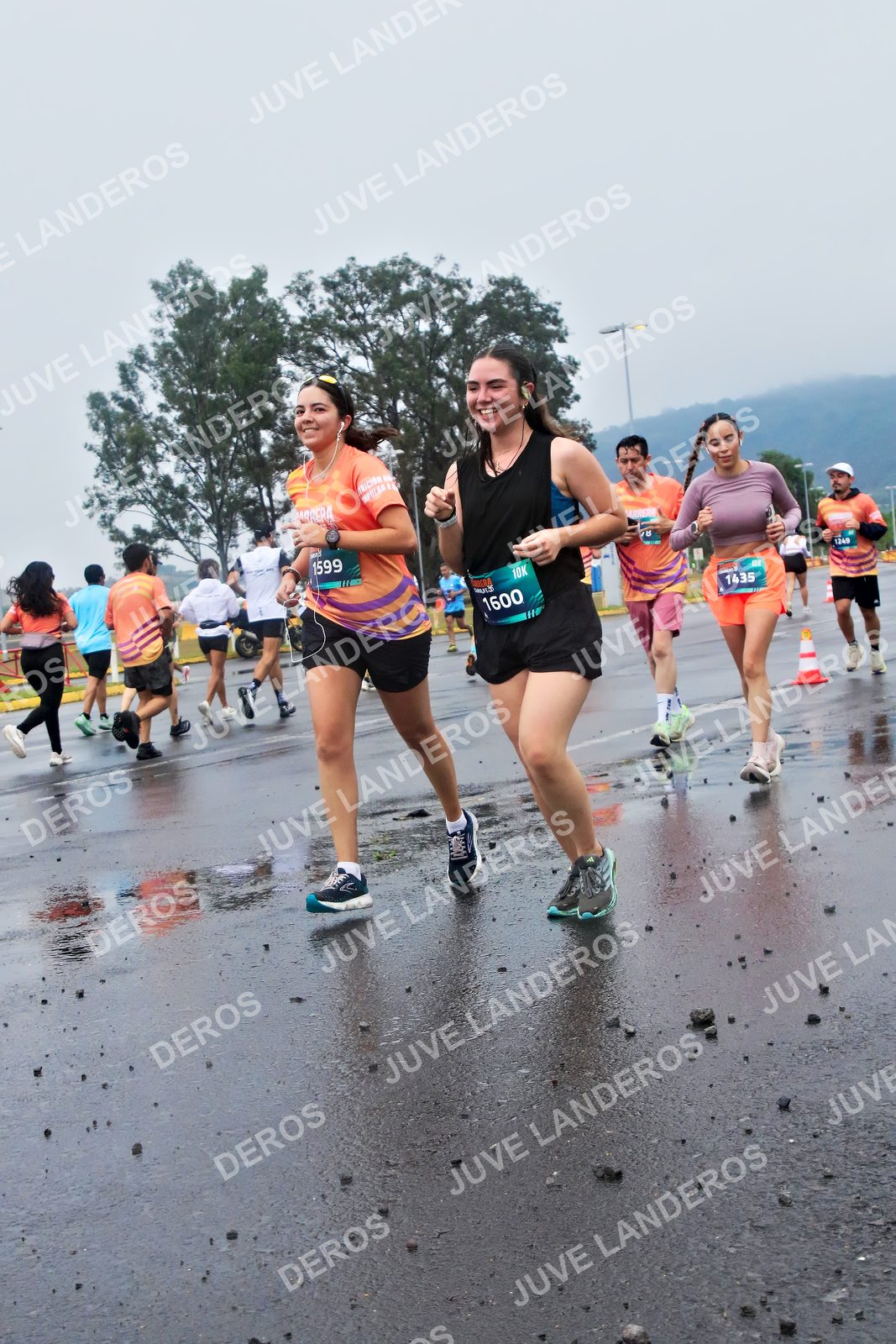Foto de la CARRERA OMNILIFE GUADALAJARA en Estadio Akron, Zapopan a las 07:44 · dorsal 1600, 1599, 1435, 1249