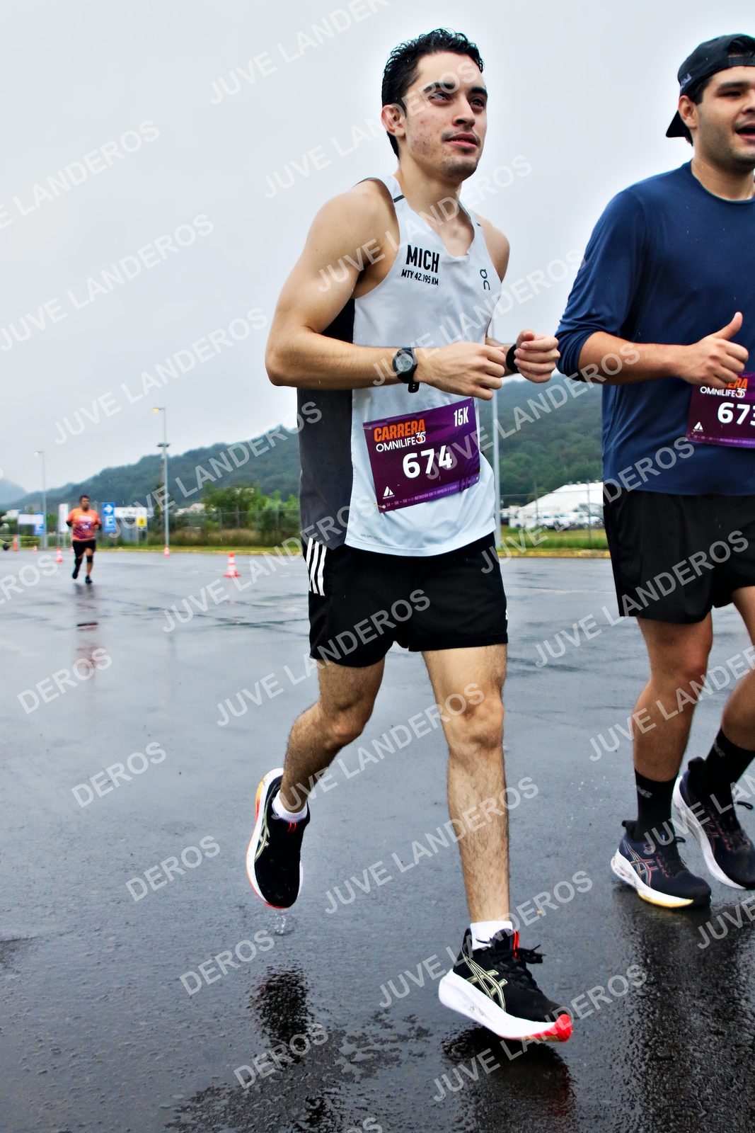 Foto de la CARRERA OMNILIFE GUADALAJARA en Estadio Akron, Zapopan a las 08:05 · dorsal 674, 673