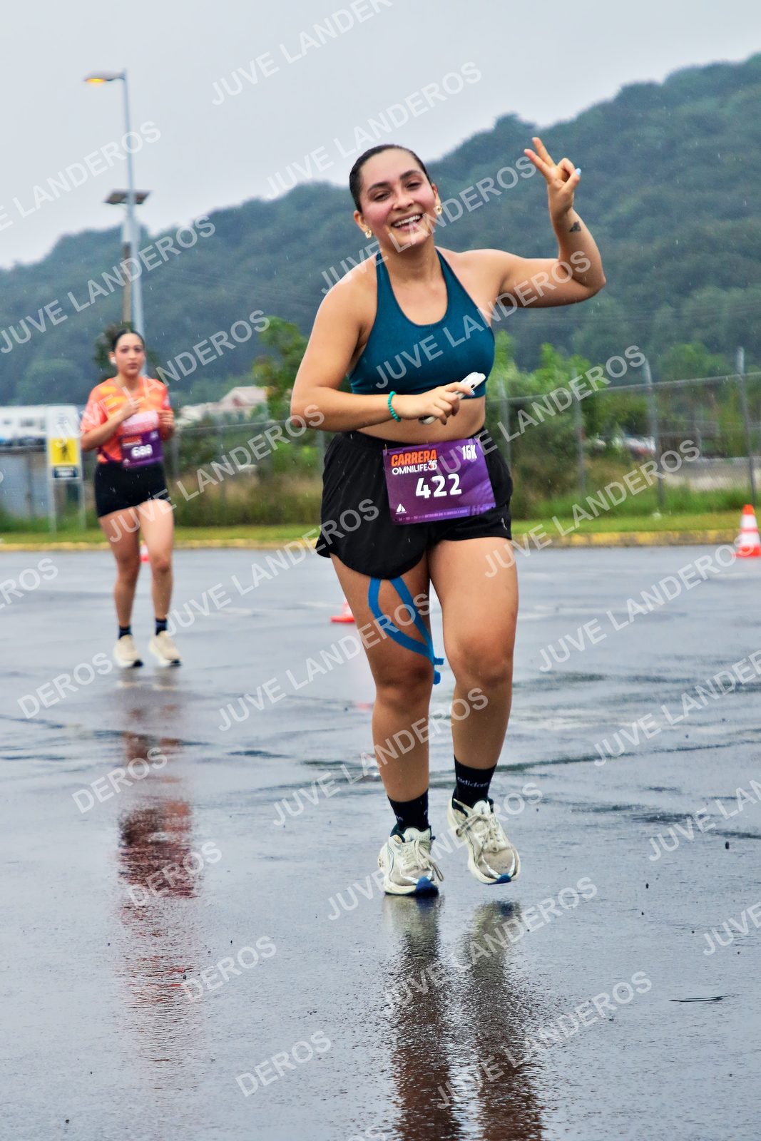 Foto de la CARRERA OMNILIFE GUADALAJARA en Estadio Akron, Zapopan a las 08:06 · dorsal 422, 688