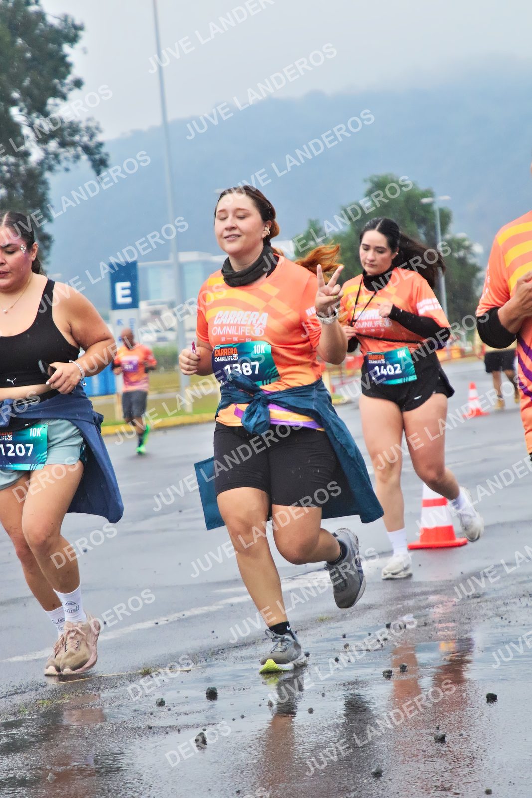 Foto de la CARRERA OMNILIFE GUADALAJARA en Estadio Akron, Zapopan a las 07:48 · dorsal 1402, 1207, 1387
