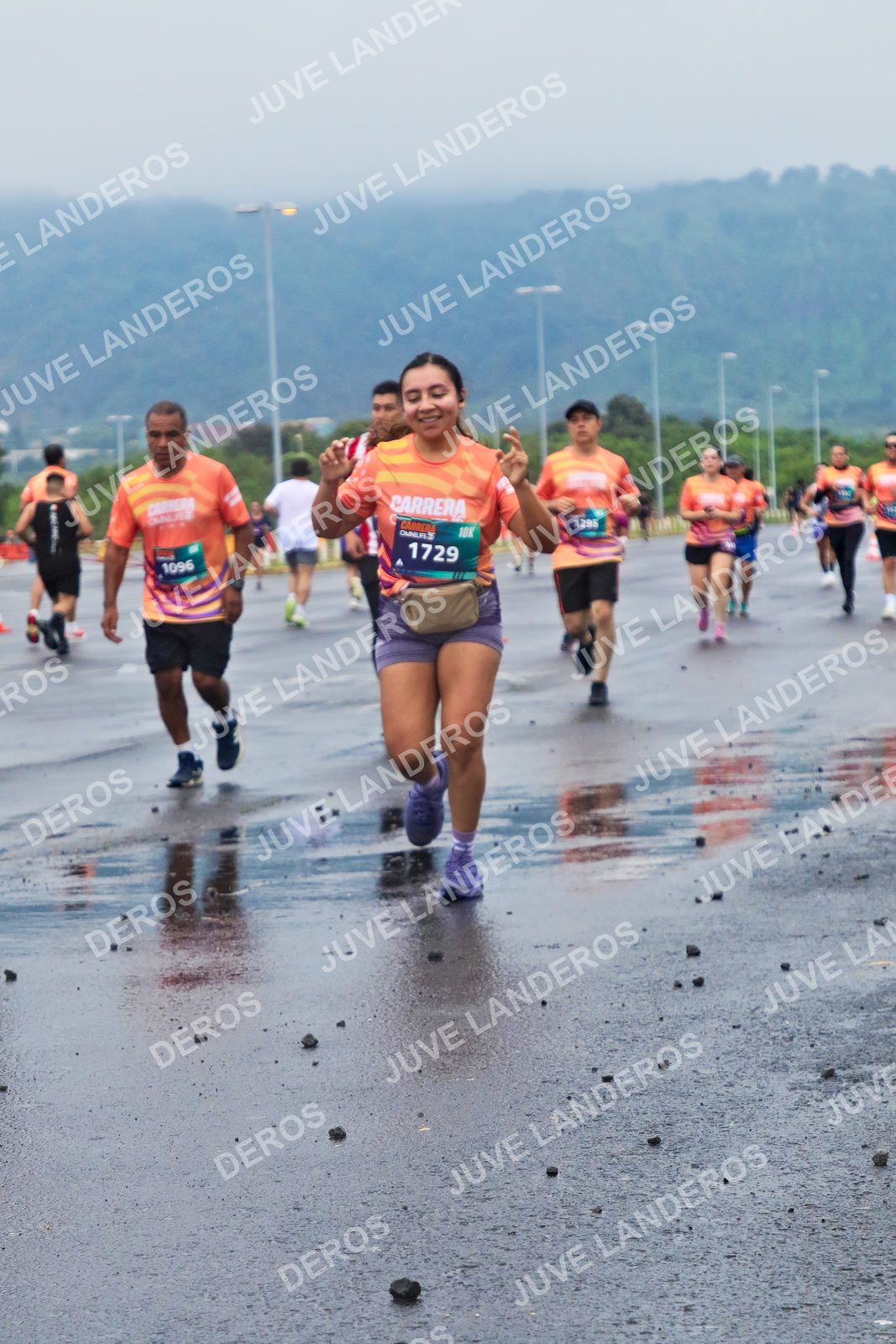 Foto de la CARRERA OMNILIFE GUADALAJARA en Estadio Akron, Zapopan a las 07:41 · dorsal 1729, 1096, 1295