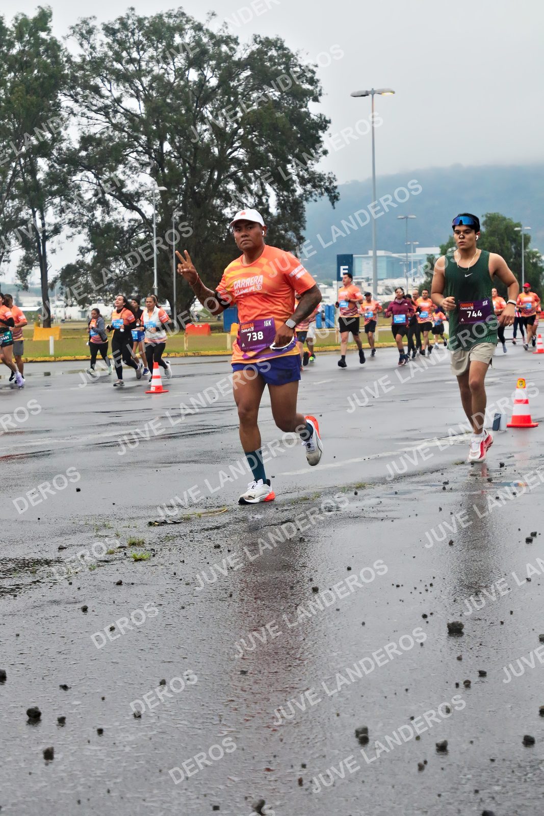 Foto de la CARRERA OMNILIFE GUADALAJARA en Estadio Akron, Zapopan a las 07:25 · dorsal 738, 744