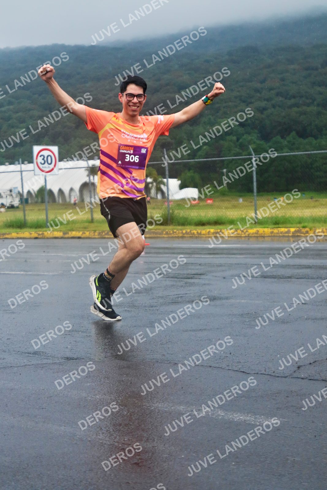 Foto de la CARRERA OMNILIFE GUADALAJARA en Estadio Akron, Zapopan a las 07:57 · dorsal 306
