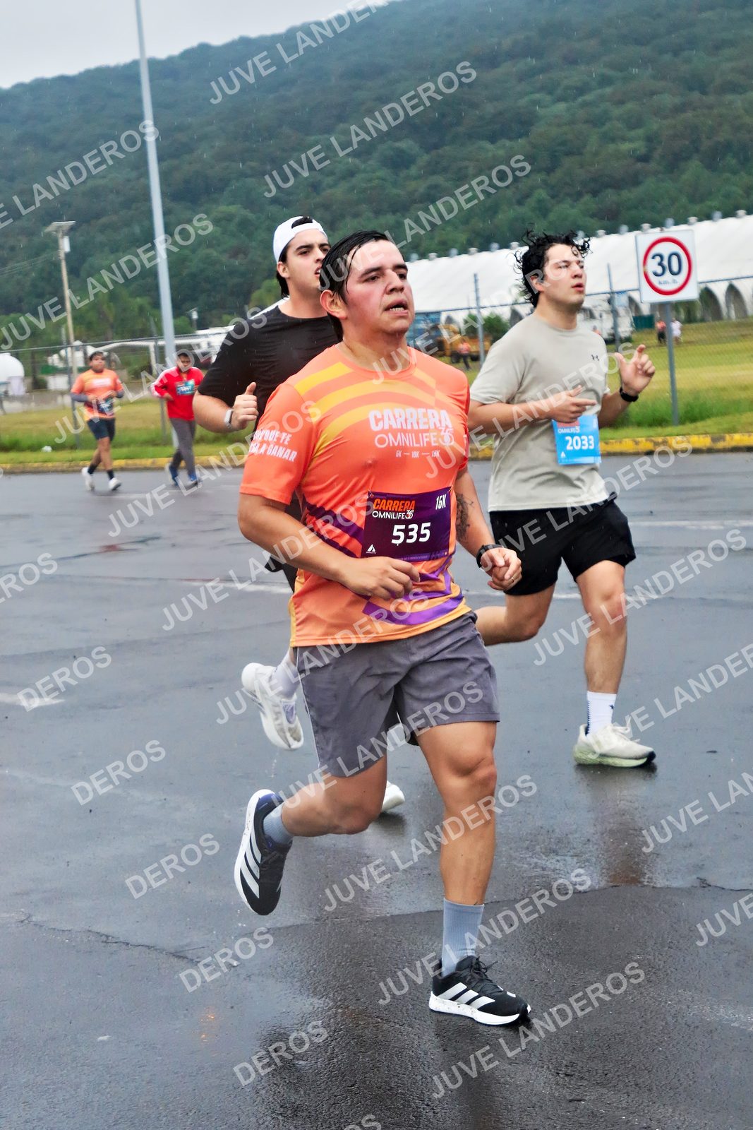 Foto de la CARRERA OMNILIFE GUADALAJARA en Estadio Akron, Zapopan a las 07:52 · dorsal 30, 2033, 535