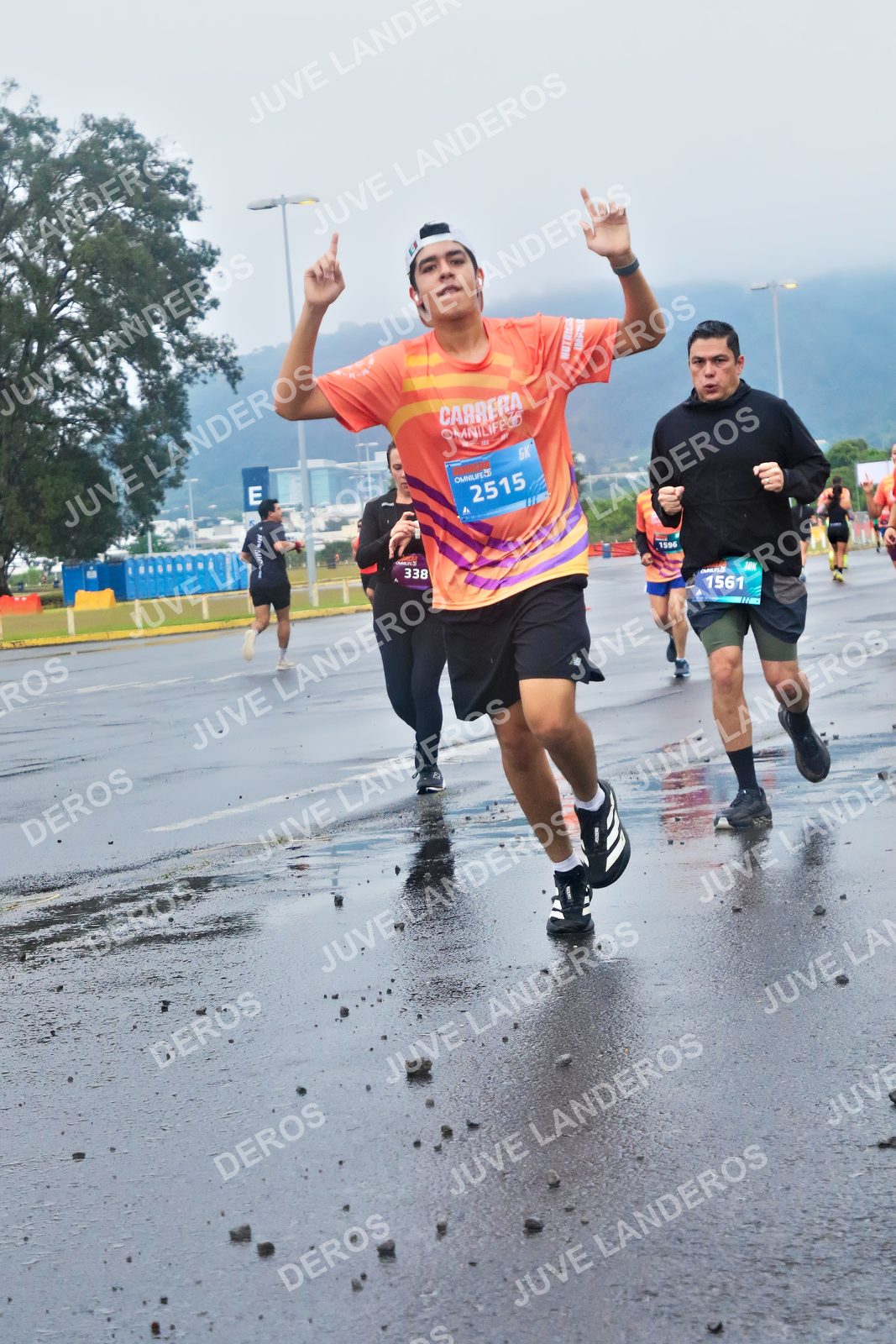 Foto de la CARRERA OMNILIFE GUADALAJARA en Estadio Akron, Zapopan a las 07:41 · dorsal 1561, 2515, 338, 1596