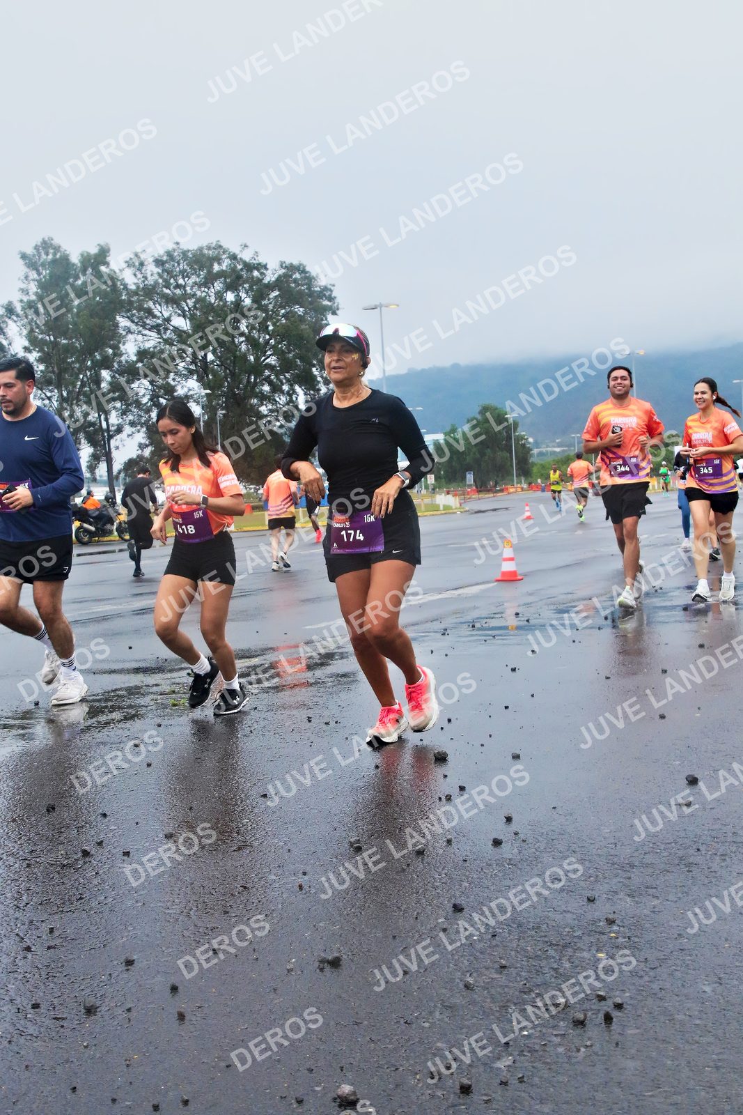 Foto de la CARRERA OMNILIFE GUADALAJARA en Estadio Akron, Zapopan a las 07:36 · dorsal 174, 345, 344, 418