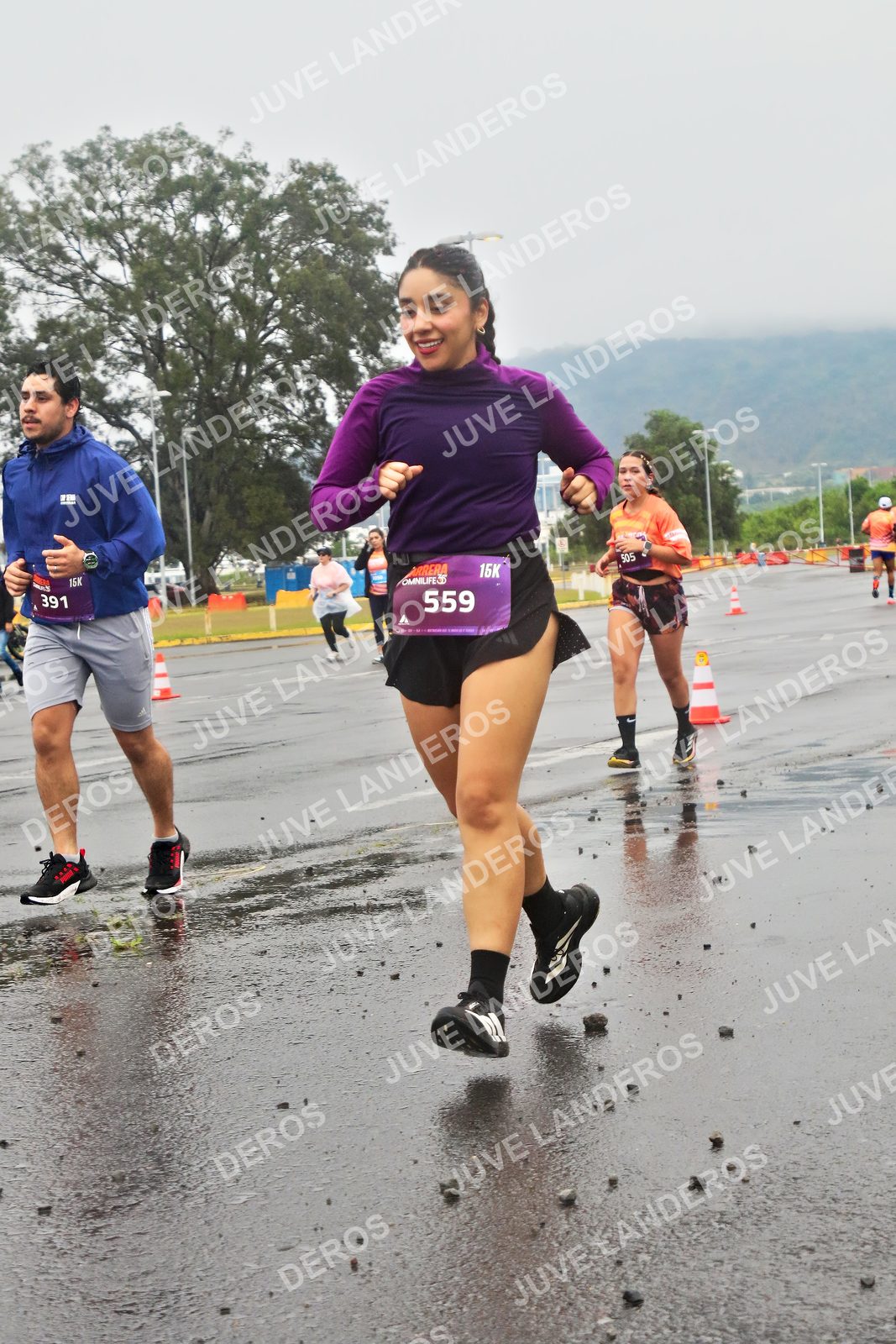 Foto de la CARRERA OMNILIFE GUADALAJARA en Estadio Akron, Zapopan a las 07:34 · dorsal 559, 391, 505