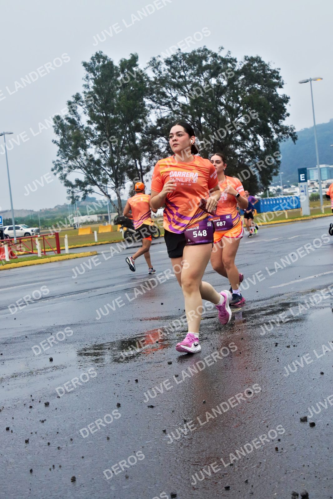 Foto de la CARRERA OMNILIFE GUADALAJARA en Estadio Akron, Zapopan a las 07:41 · dorsal 548, 687